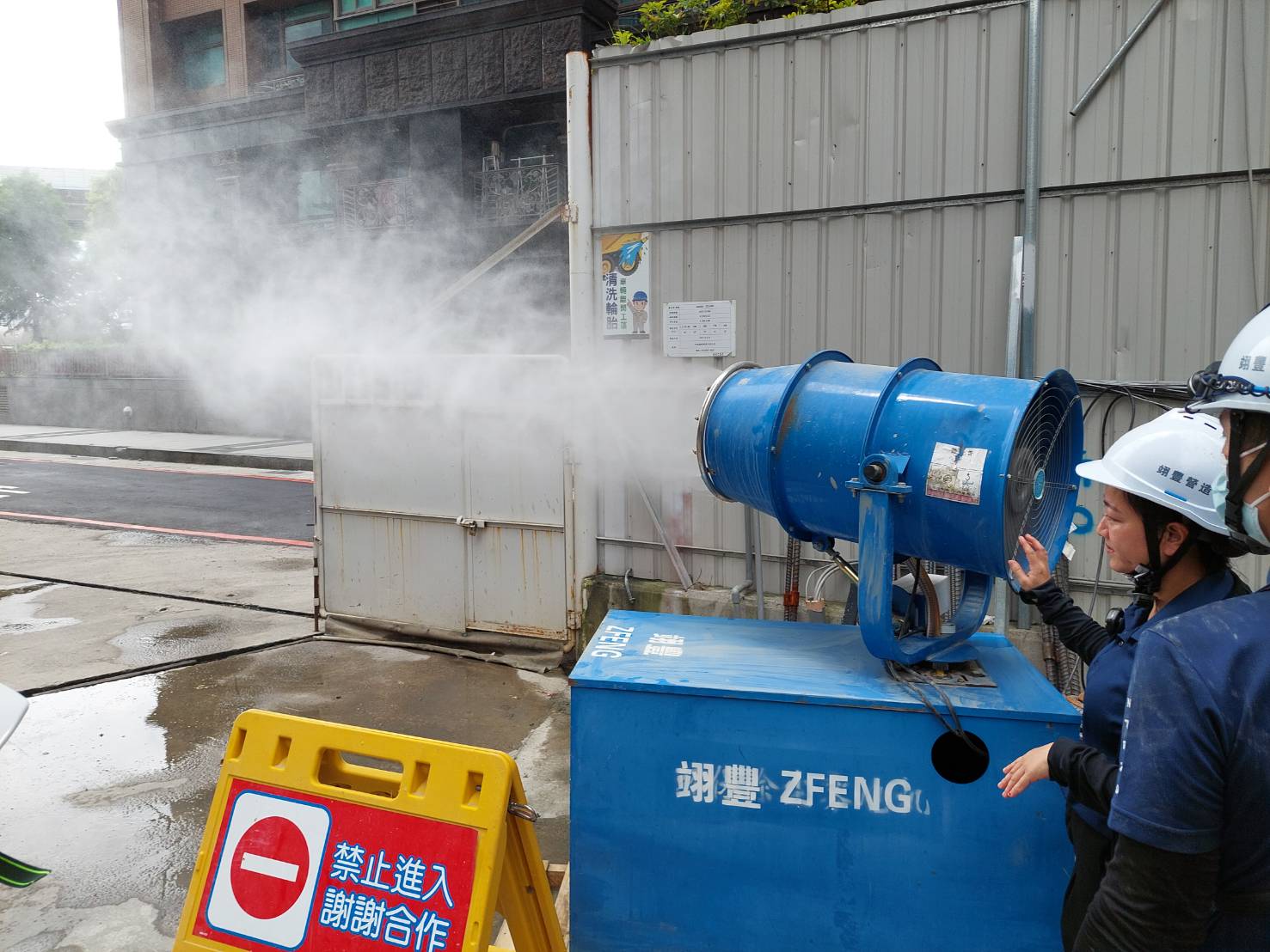 工地內搭配霧砲機，以提升污染防治成效(新美齊The Top新建工程)