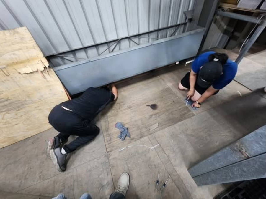 公司員工協助合力將地板拆開