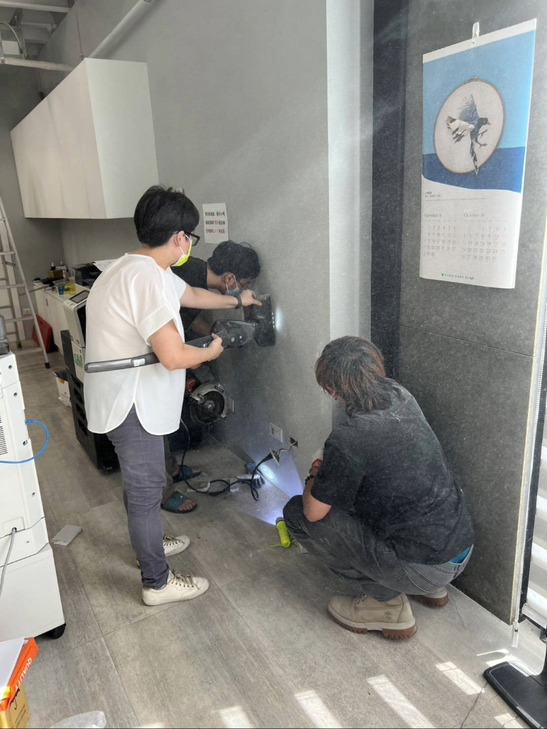 由於小貓躲到更深處，最後決定鋸開辦公室內部的牆壁