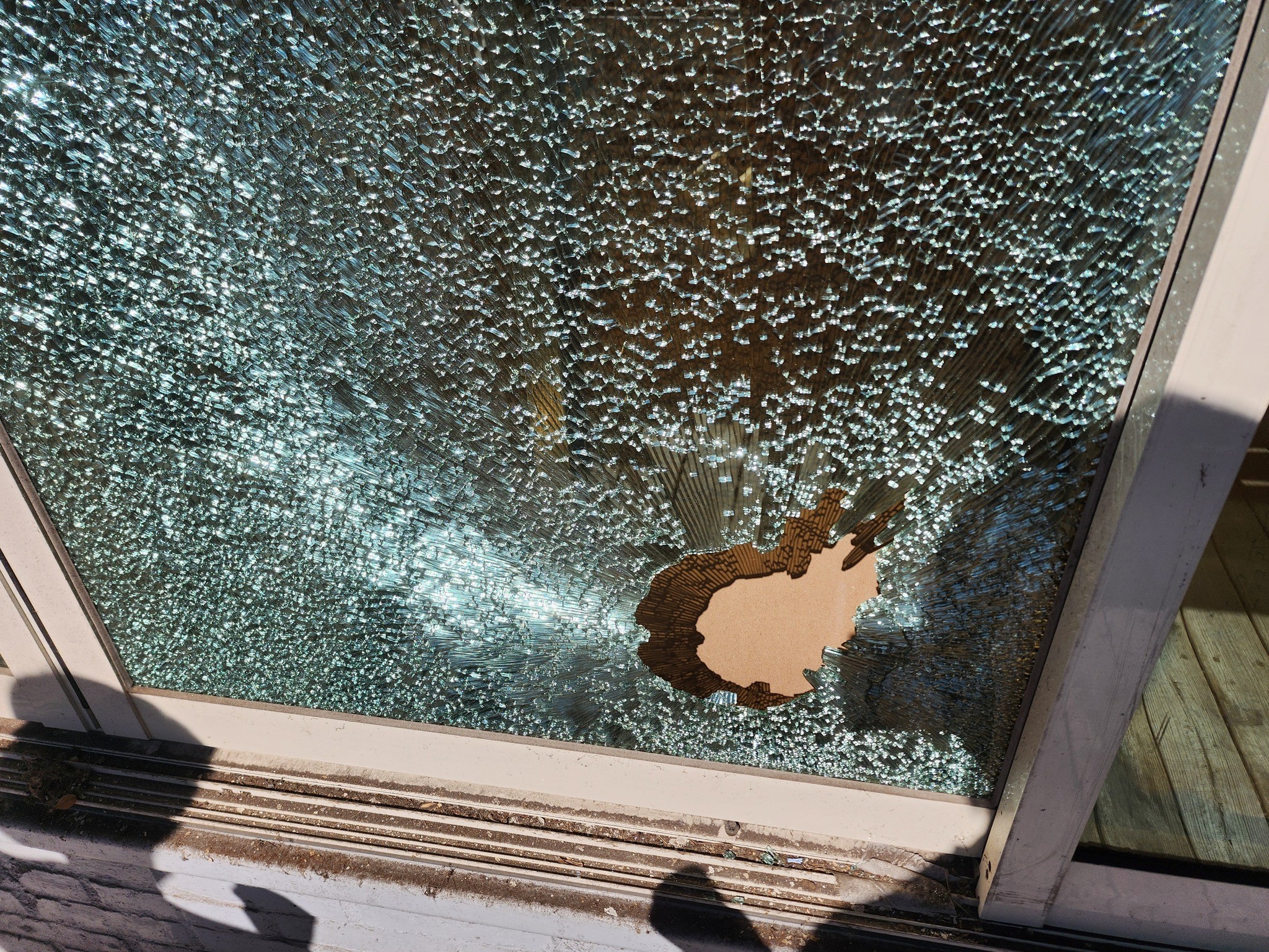 利用槌子將玻璃門敲出一個洞以便救出小貓