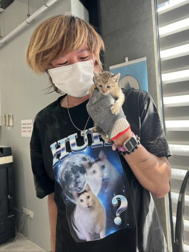 動保員和救出小貓開心合影