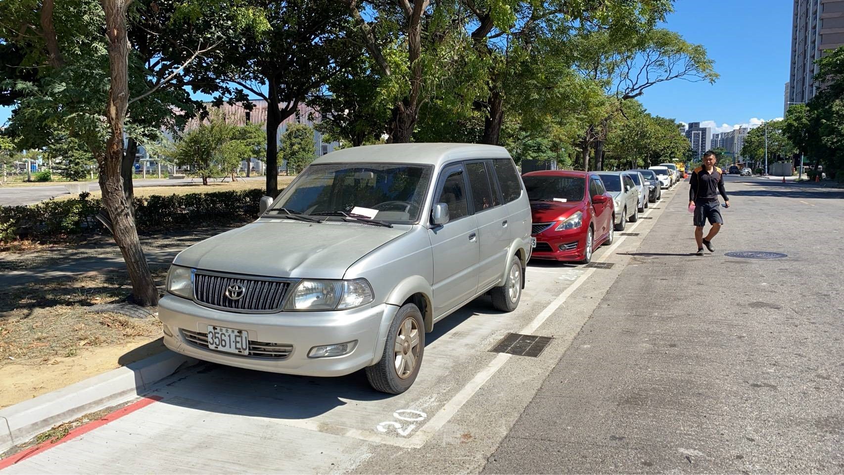 八里區商港三路路邊停車格夾單宣導