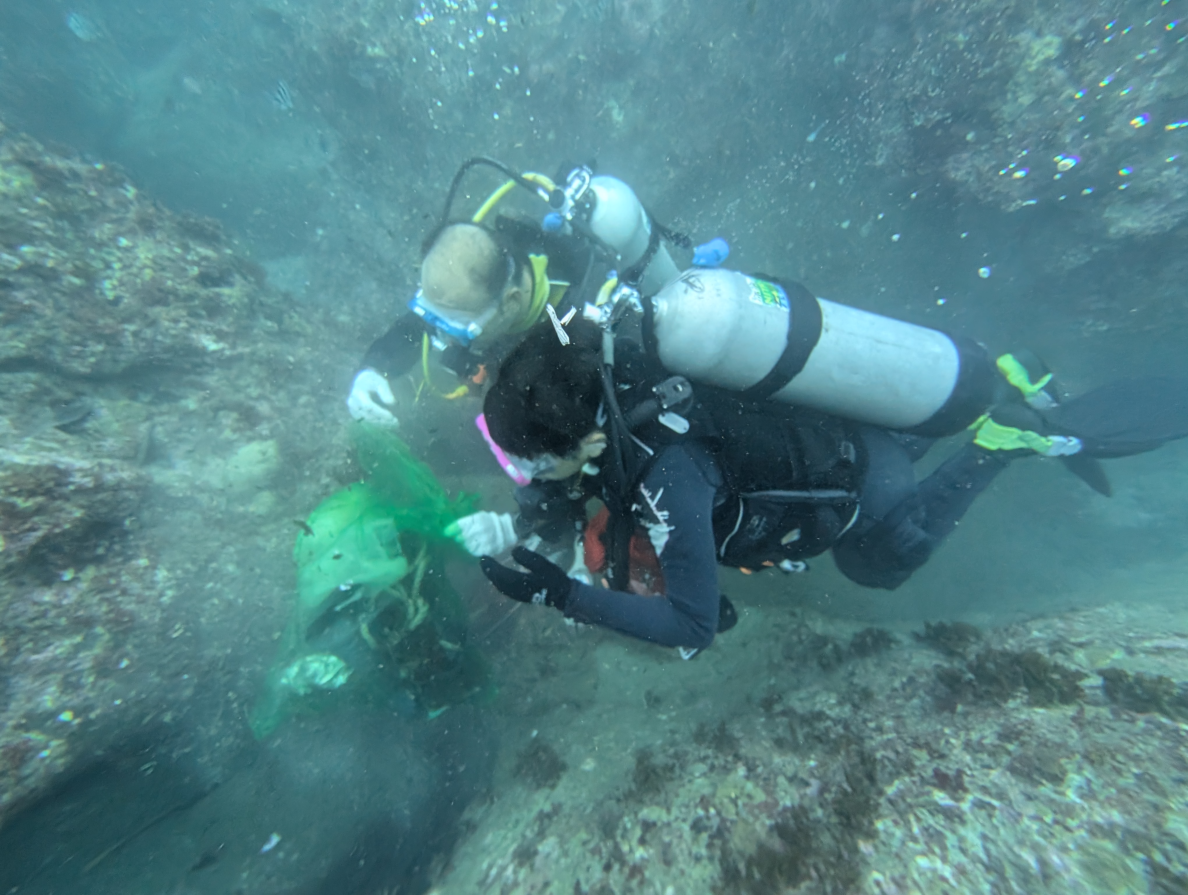 潛水員深入海底清理廢棄物