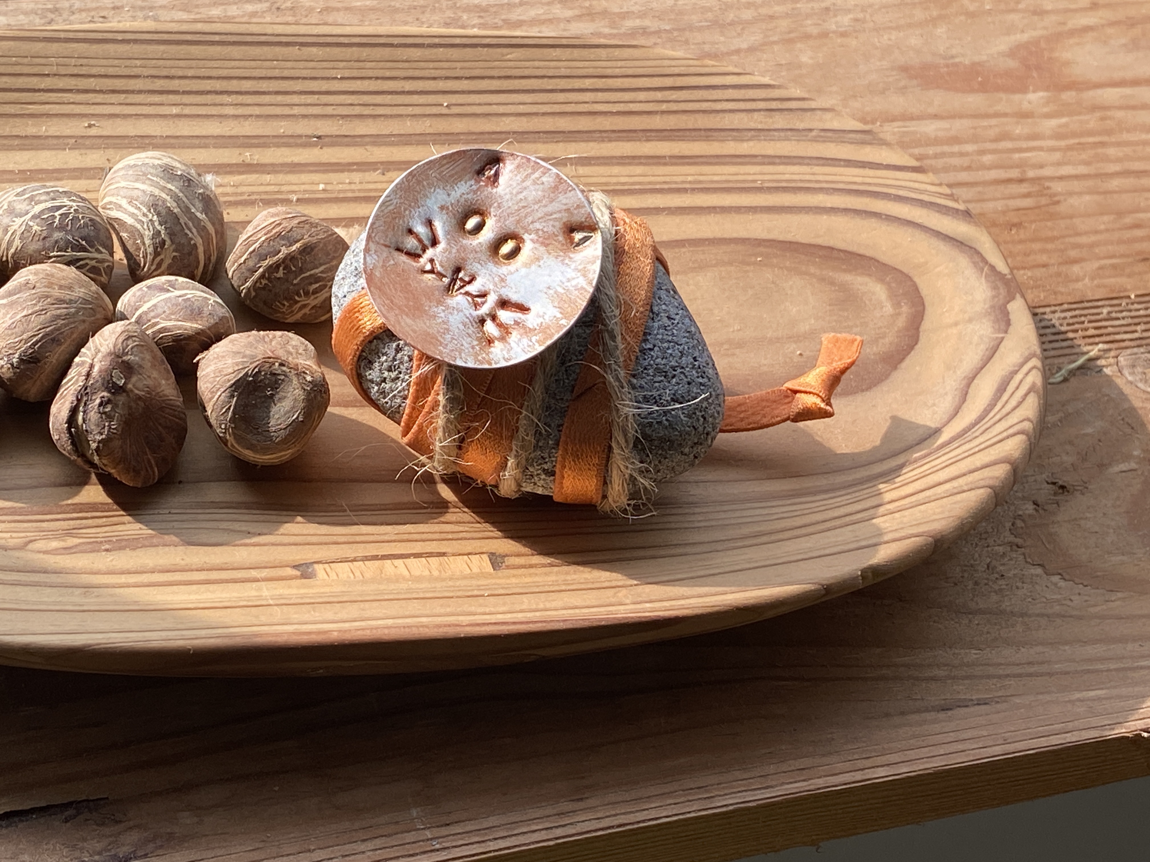 進駐團隊「本芯金工」推出「擴香小石獸」課程，可作為桌上紙鎮、紓壓擺飾或擴香石。