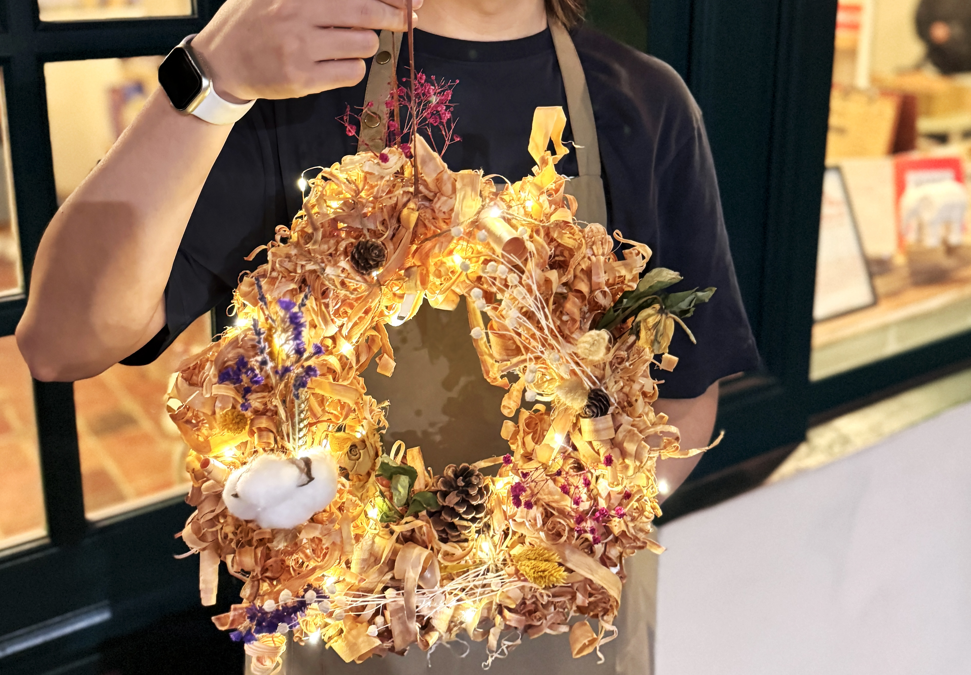 進駐團隊「Tomood土與木之間」推出「聖誕木花圈」課程，邀請情侶及親子一同來設計屬於自己的花圈。