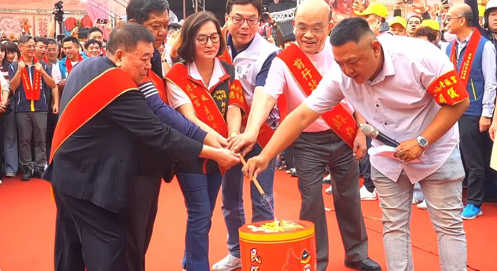 劉和然與現場貴賓一同點燃起馬炮，祈願媽祖庇佑國泰民安、風調雨順，眾生安康喜樂。