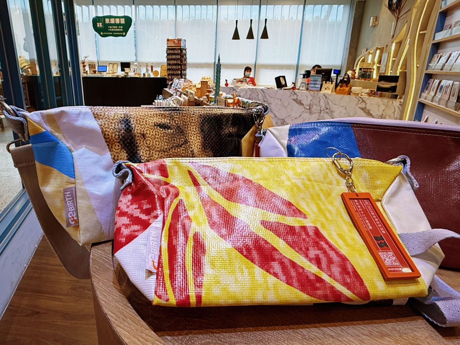 每個帆布包皆附有專屬的「出生證明吊牌」紀錄。