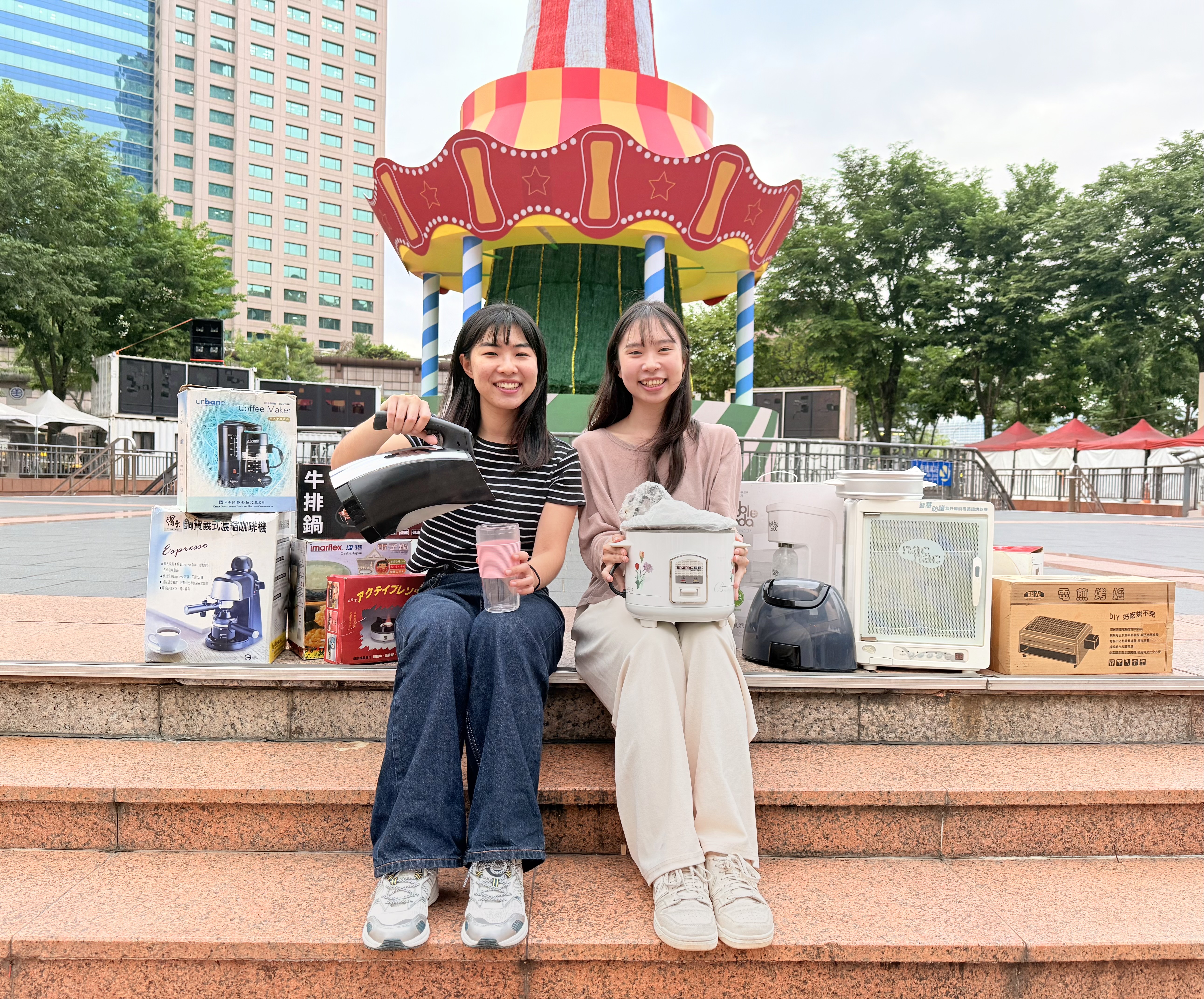 民眾可將外觀完整、功能良好的二手物品交由資源回收車或送至各區清潔隊「好物窗口」