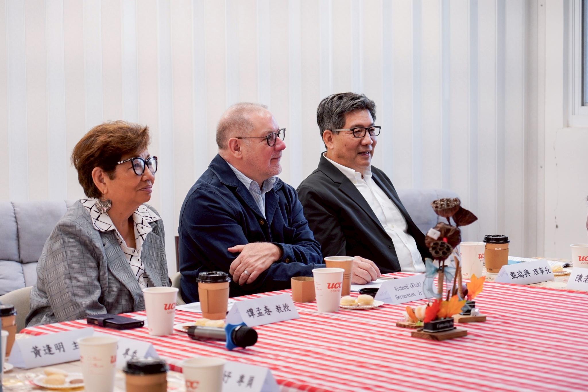 社會局委託社團法人台灣認知功能促進協會經營「銀色知悠生－蒙特梭利中心」，協會理事長甄瑞興(右1)向Rick(中)與譚孟春(左1)分享「認知悠能」照護模式推動成果