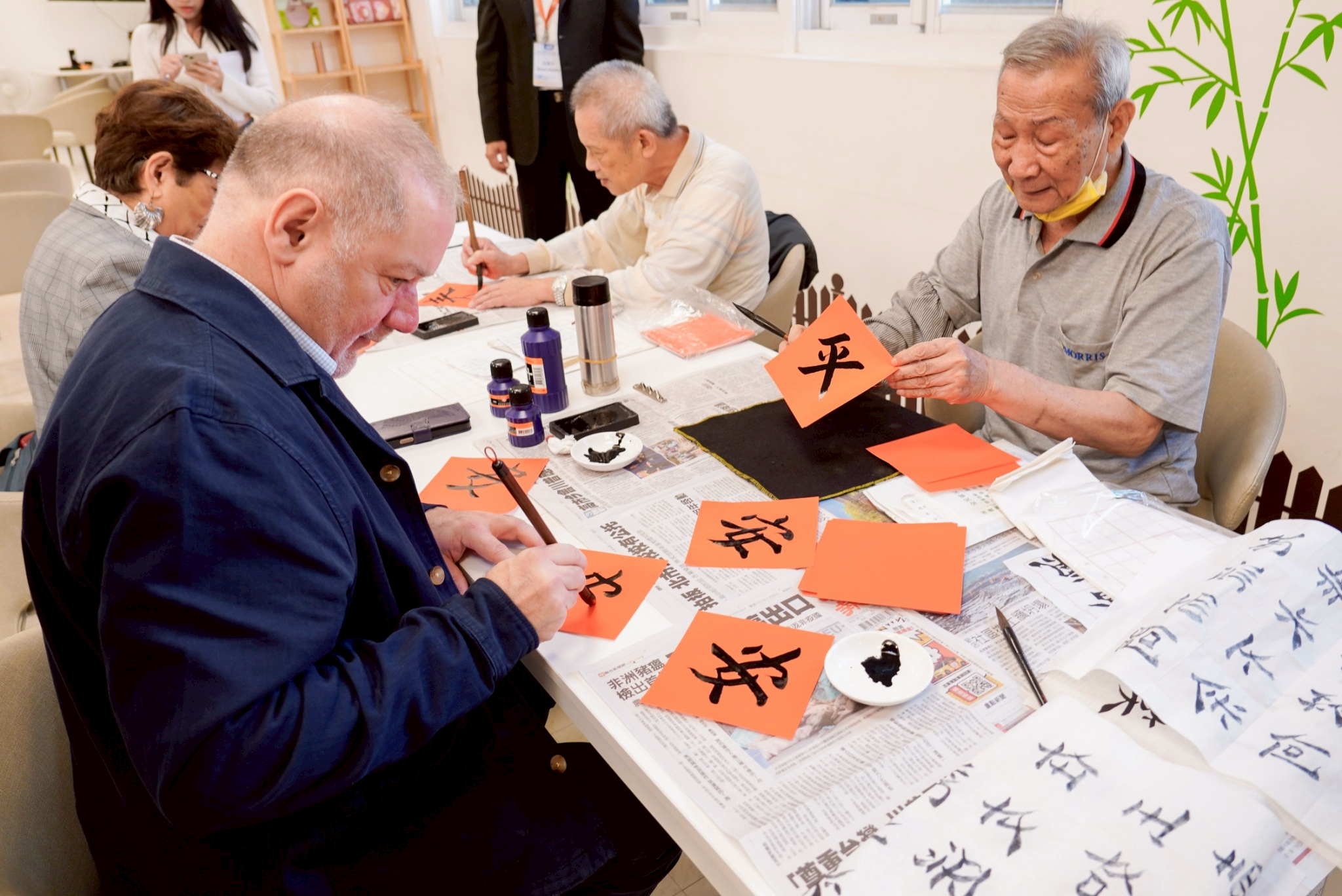 由長輩當老師，現場讓Rick博士體驗寫書法