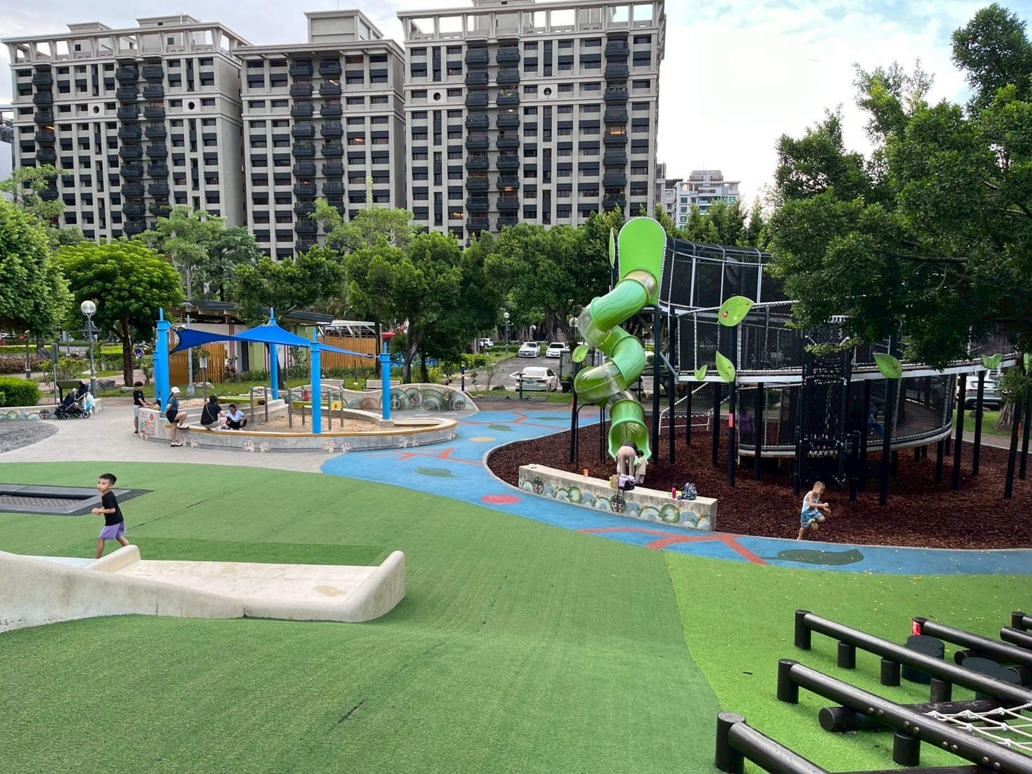 新莊區頭前運動公園以漫步森林冒險島為主題，是城市中的綠洲更是孩子們的遊戲場