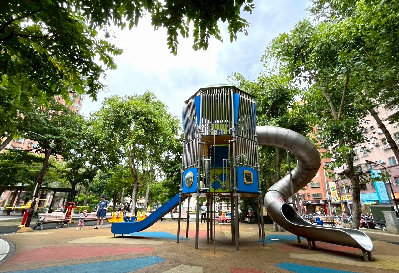 新莊區黃城公園火箭造型的高塔溜滑梯