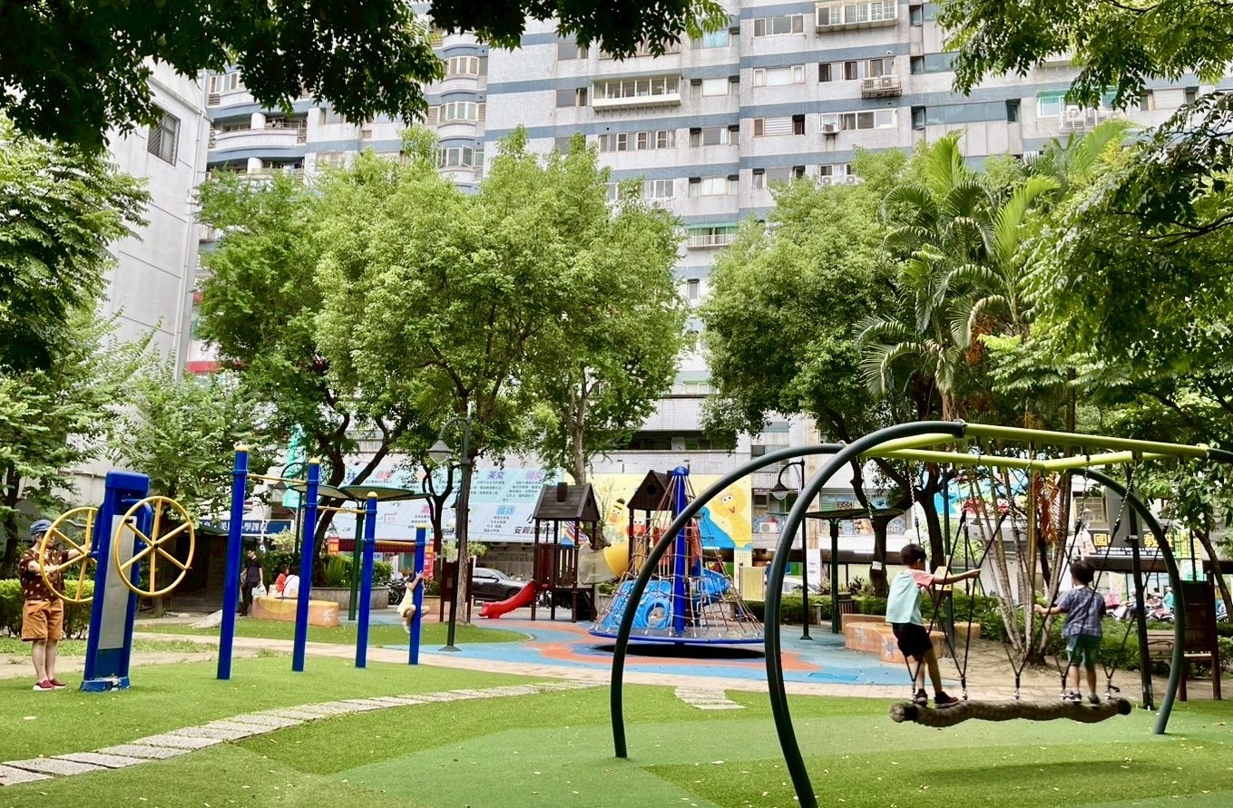 新莊區中港公園有趣的擺盪大索、旋轉攀爬網讓孩子鍛鍊平衡感、專注力