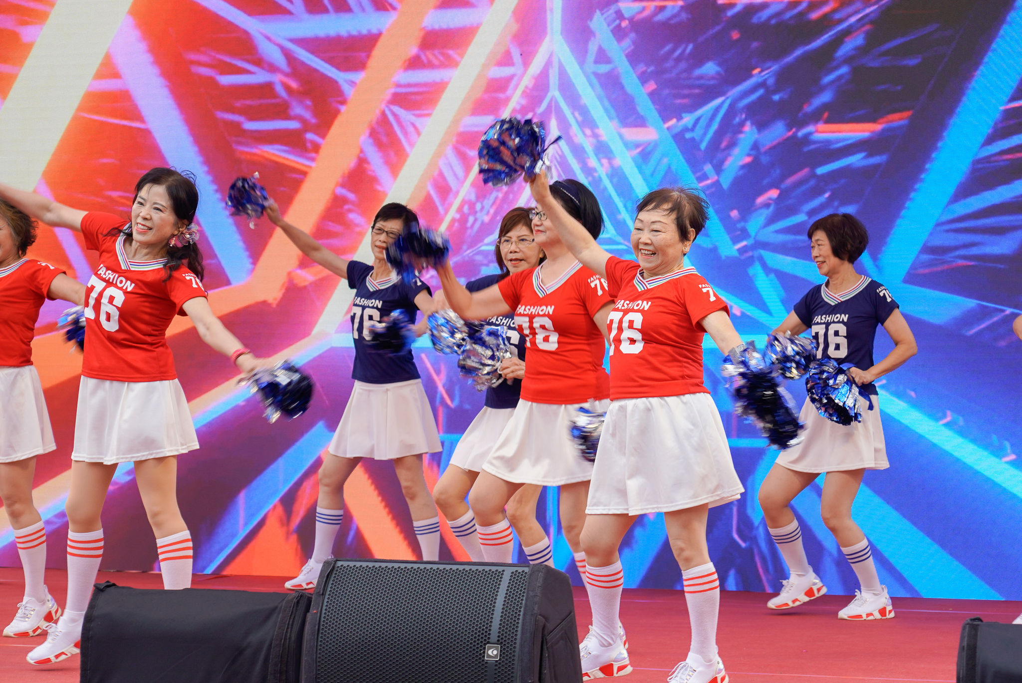跟上啦啦隊應援風潮，新北據點長輩一身亮眼造型、手拿彩球，帶來熱力滿點的舞蹈演出