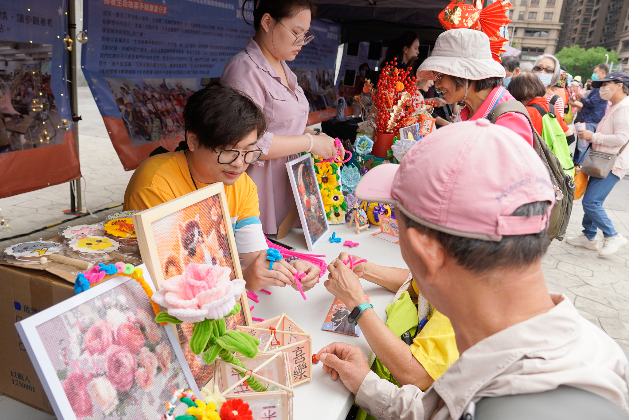 新北據點成果展展出手工藝，感受長輩創作能量