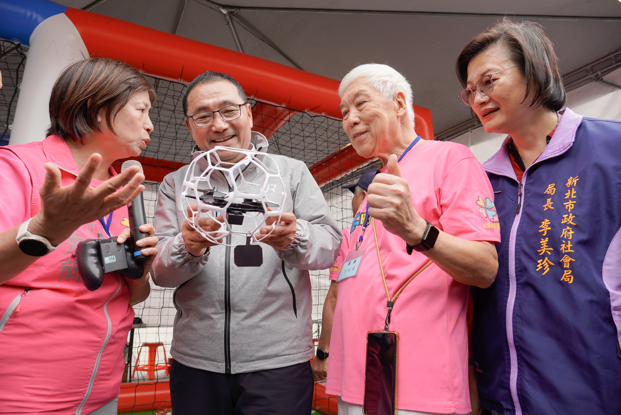 新北據點課程多元，更有無人機操作教學，讓長輩活到老學到老