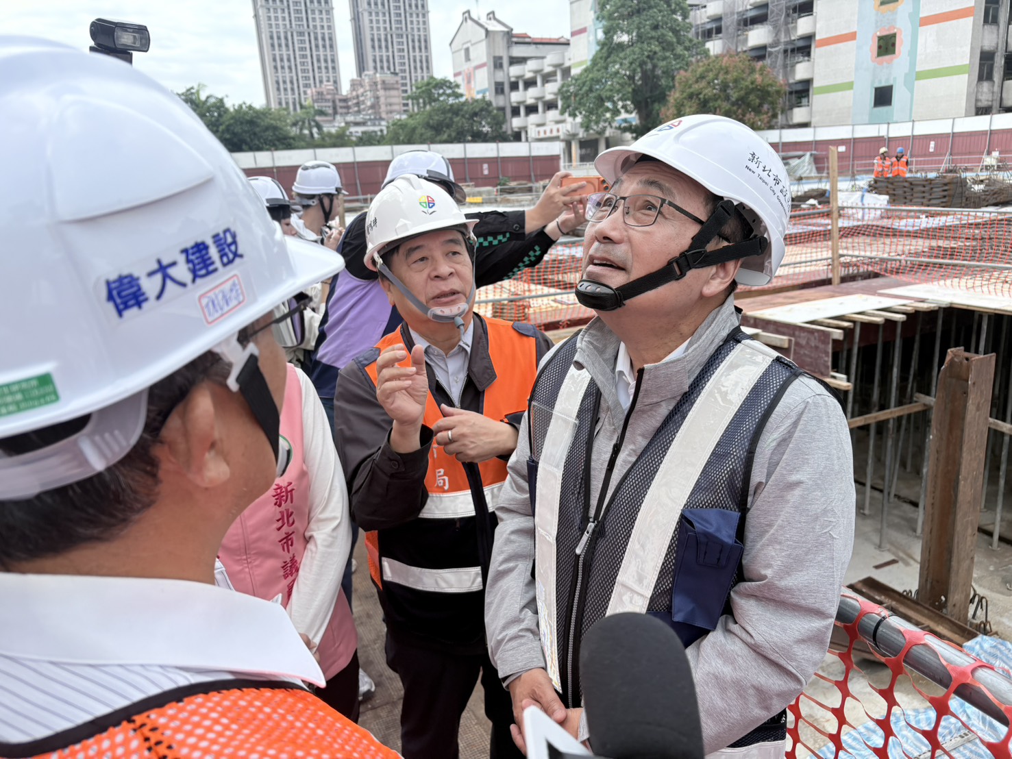 市長今天視察板橋區信義國小地下停車場工程