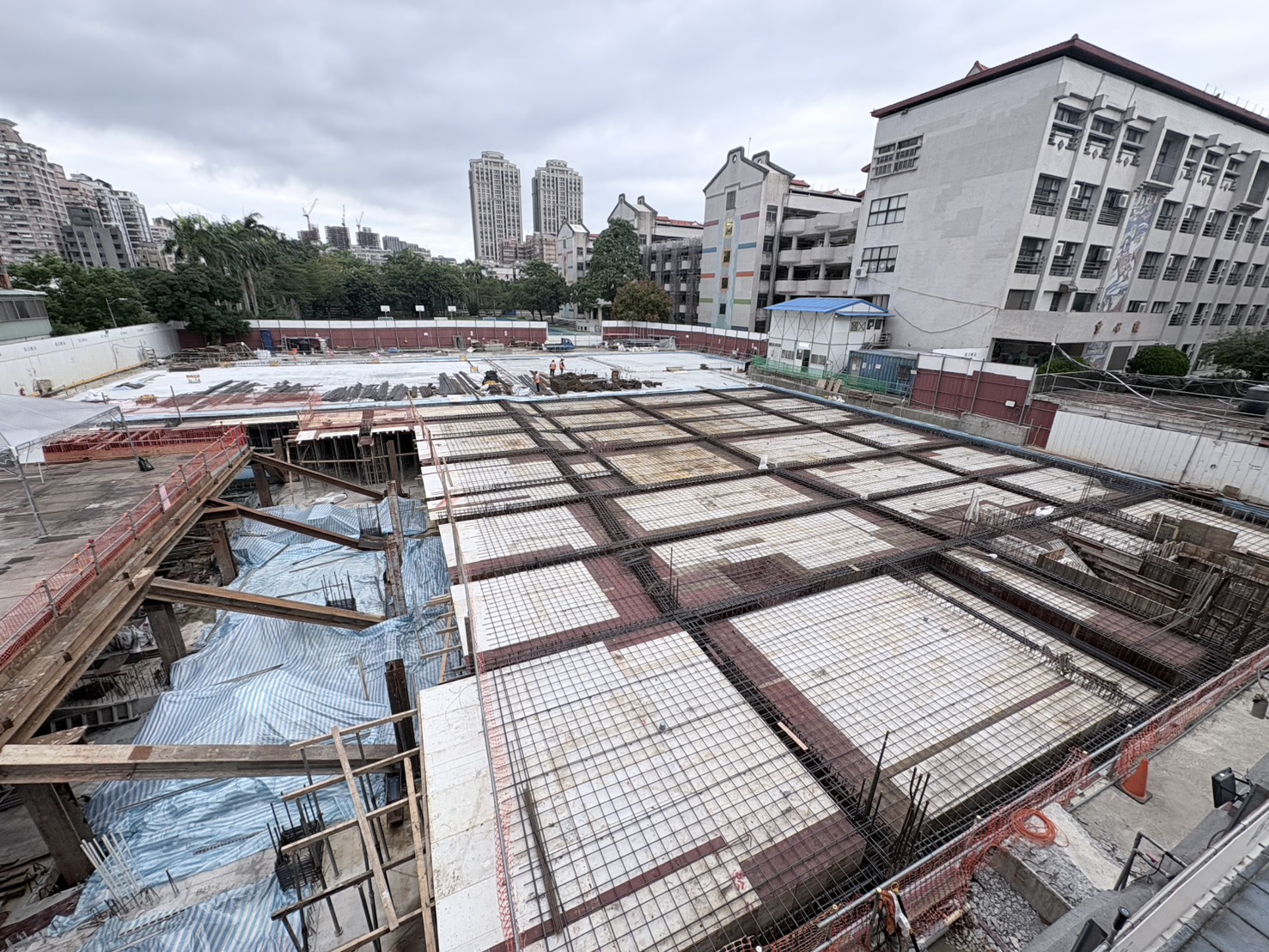 板橋區信義國小地下停車場工程進度逾60%，微幅超前