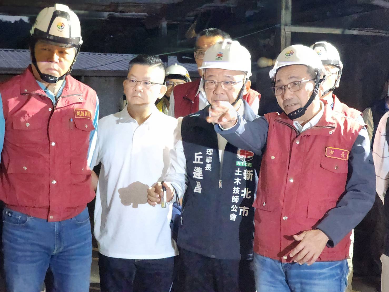 侯友宜市長（右ㄧ）今日再度前往新店錦秀、碧瑤社區視察災後復原進度，明日上午20戶、50人可以返家。