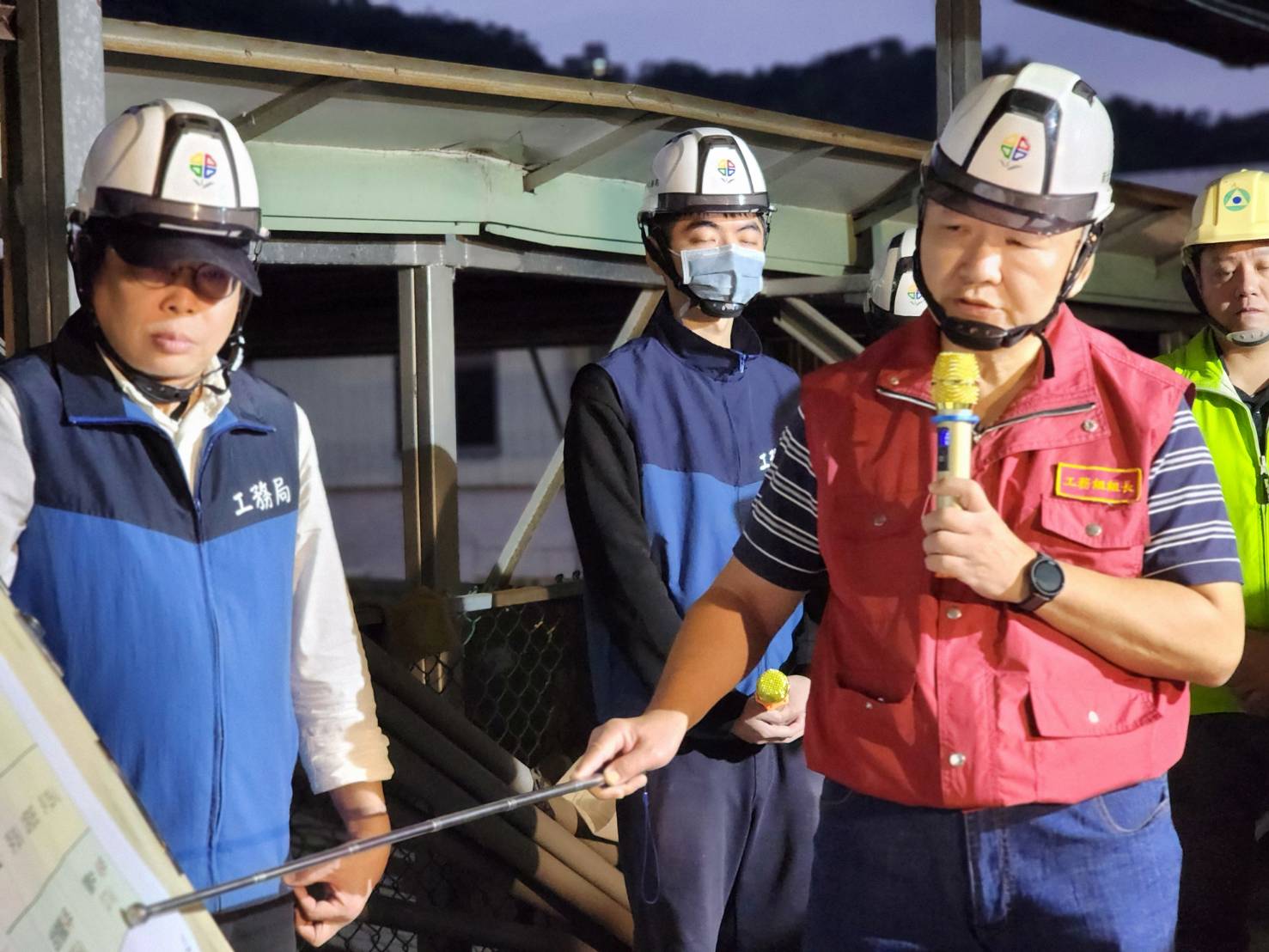 工務局長馮兆麟（右一）簡報說明新店錦秀、碧瑤社區擋土牆及邊坡搶修進度。