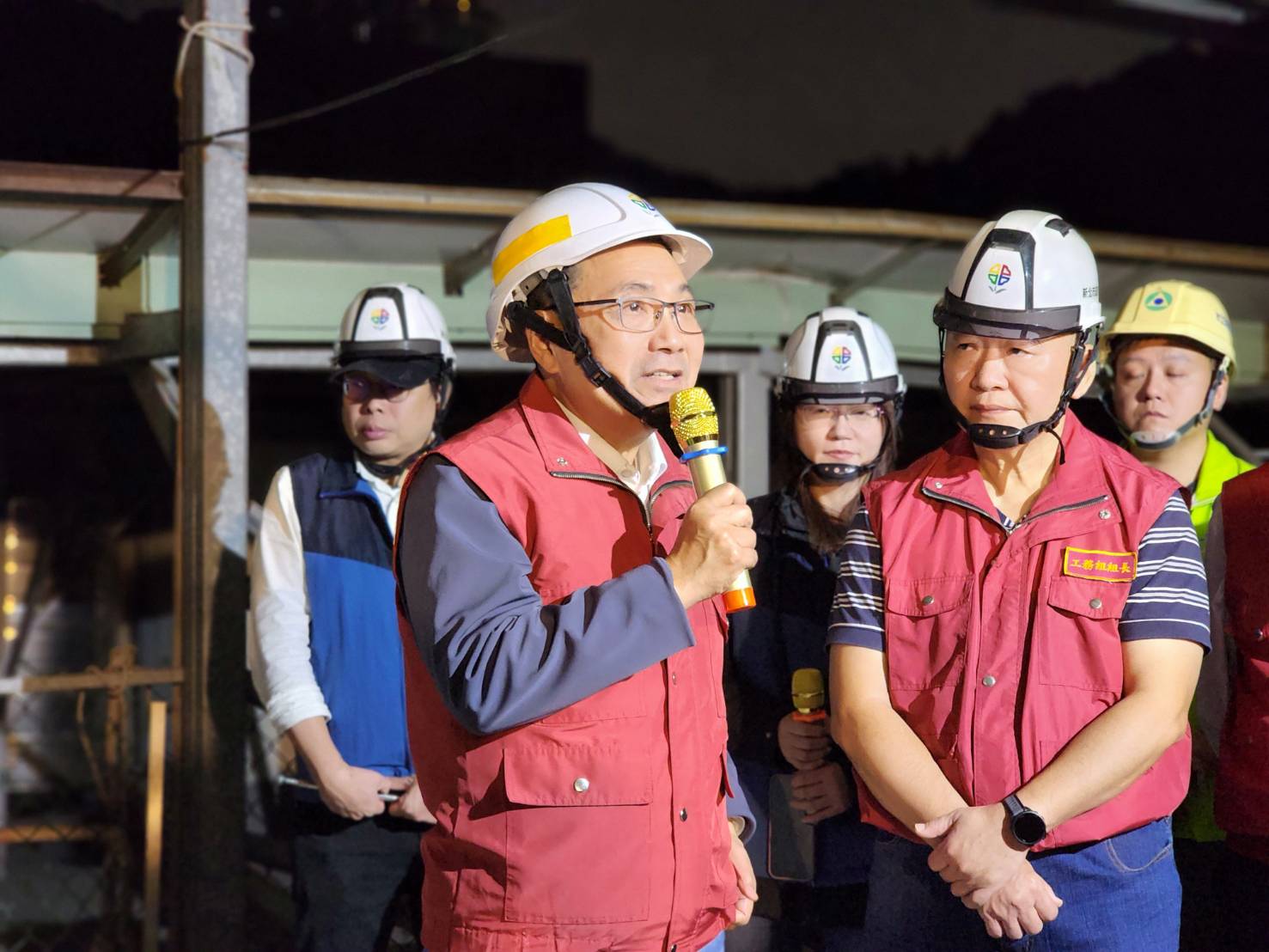 侯友宜市長（左ㄧ）視察新店區錦秀、碧瑤社區災後復原情形，強調市府持續推進復原工程，讓住戶早日返家安居。