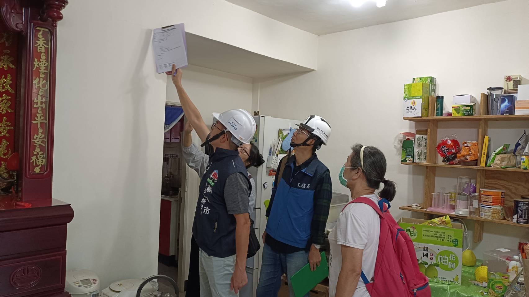 工務局與專業結構技師逐戶勘檢、鑑定房屋安全，保障住戶安全。