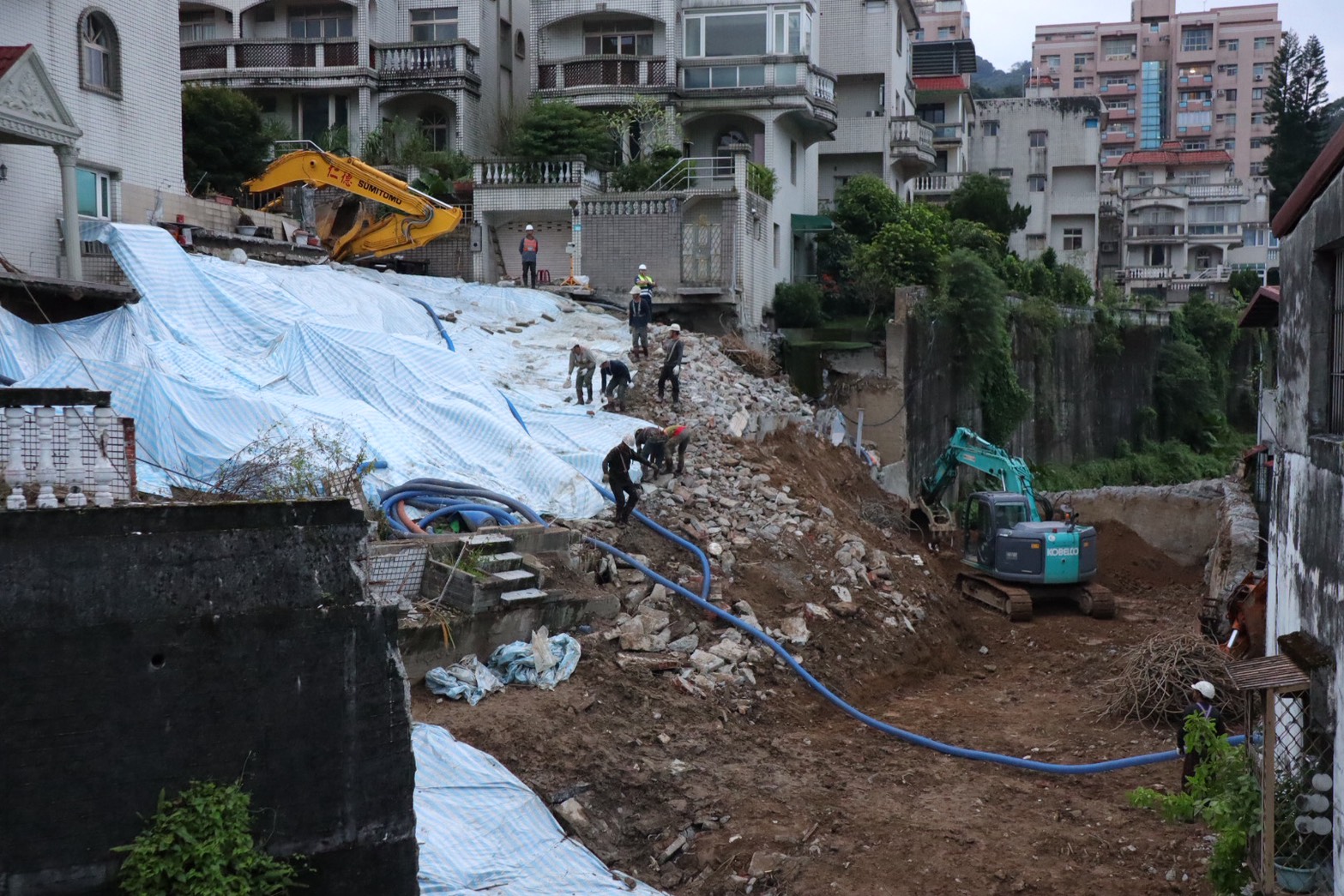 工務局施工團隊持續進行降挖土石、加固邊坡等災後復原工程。