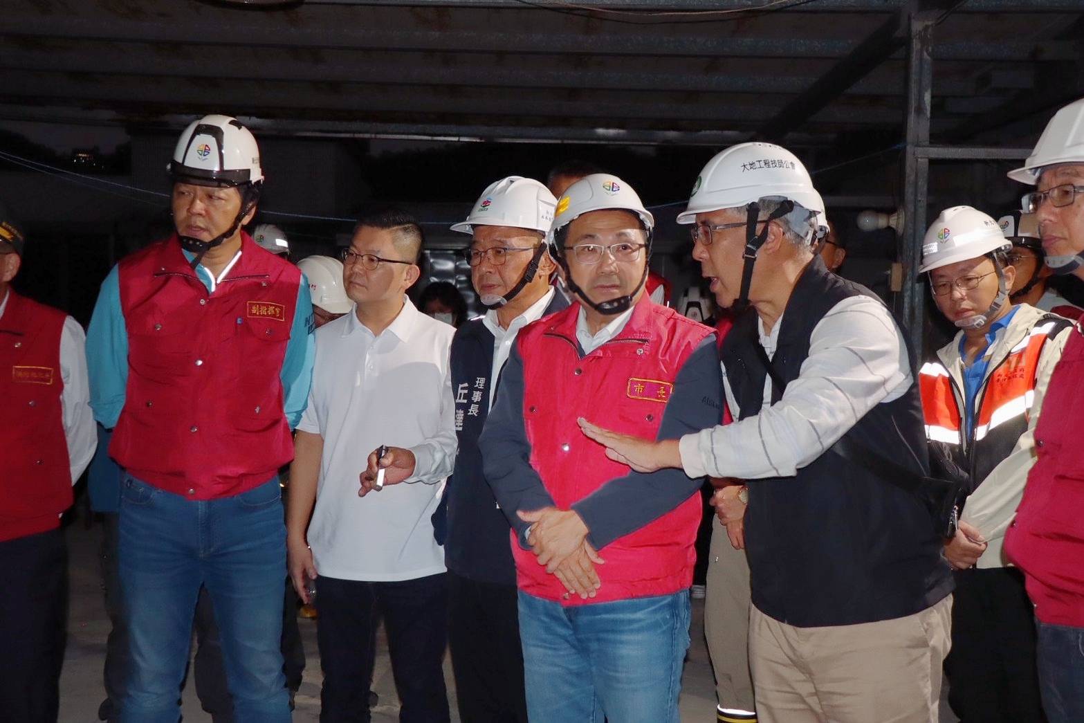 侯友宜市長（左四）及朱惕之副市長（左ㄧ）視察時，聽取土木技師說明災後復原工程的方案。