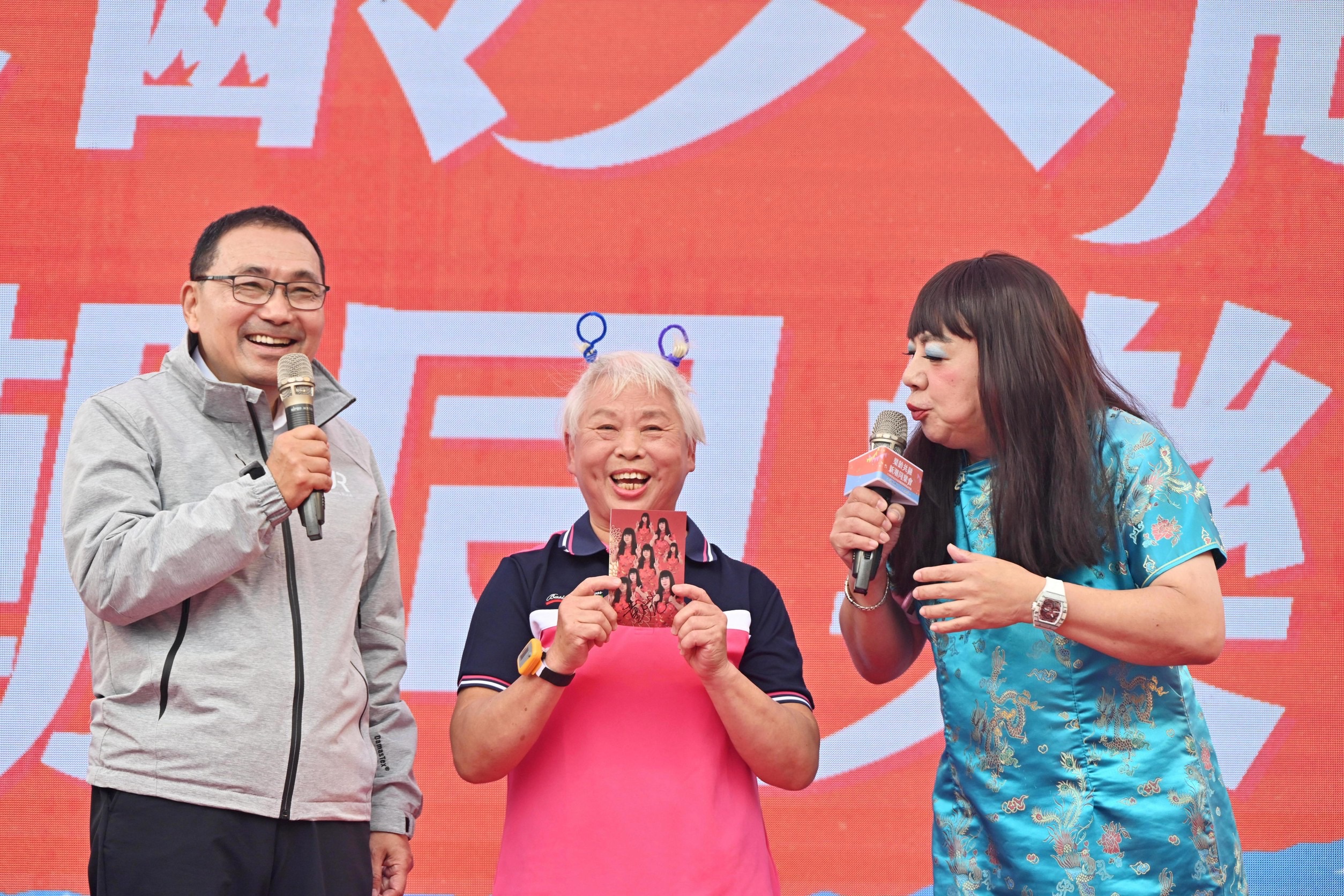 新北市政府今（1）日在板橋第一運動場舉辦「社區照顧關懷據點成果展」。