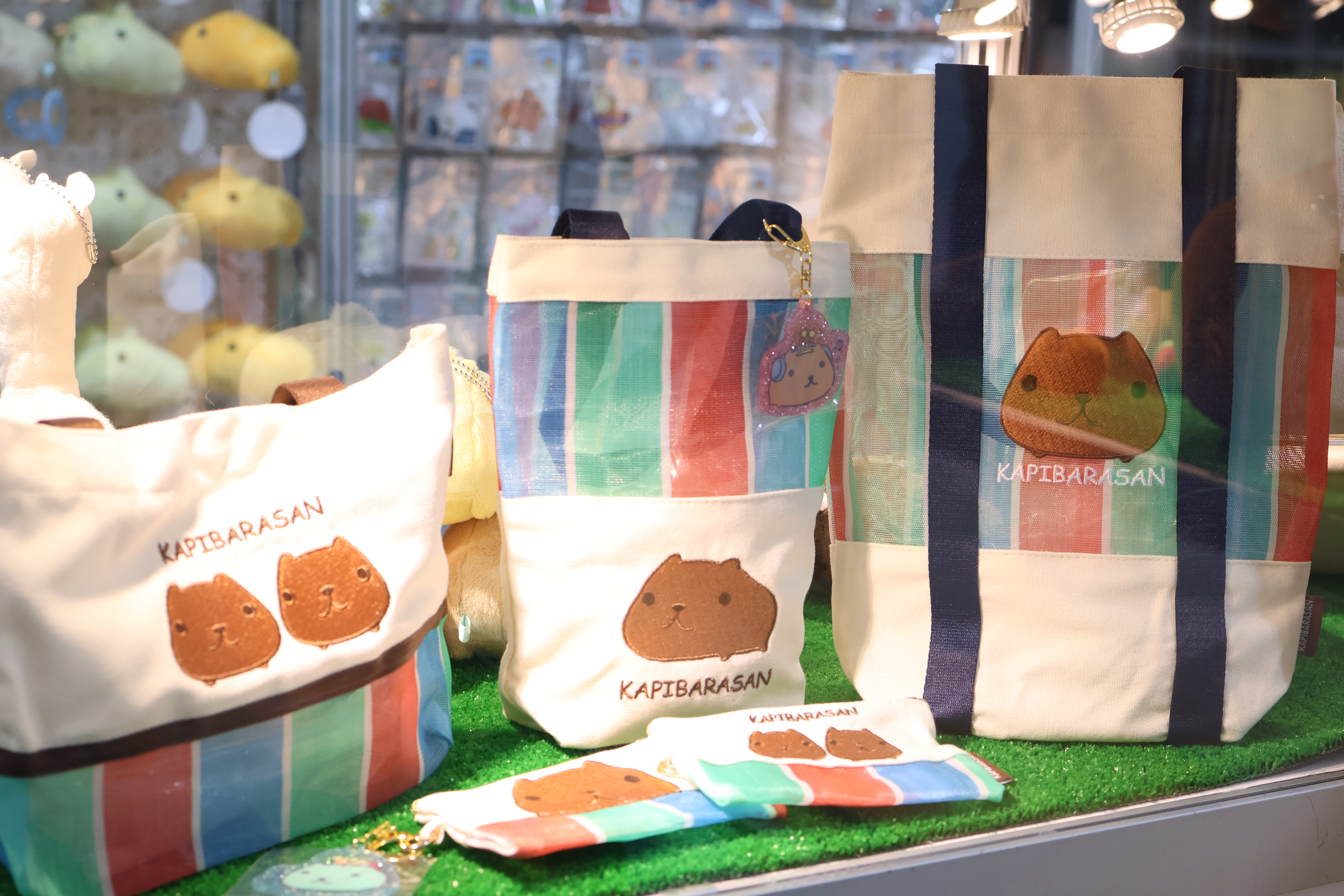 碧潭地景裝置展出期間週末假期推出「水豚君快閃店」，限量碧潭周邊商品與特色點心，最適合親子出遊與粉絲朝聖。