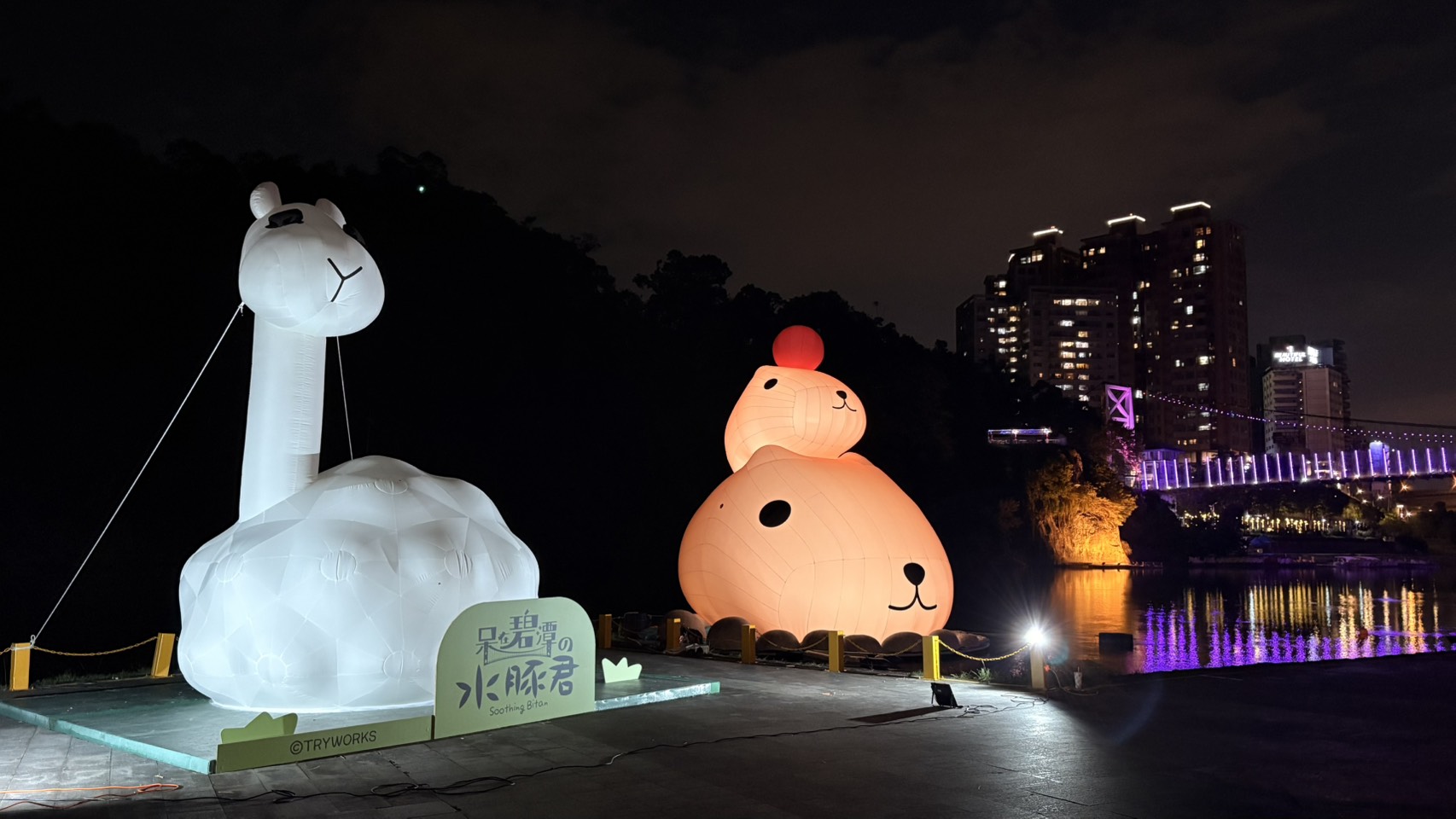 景區打造「水陸雙亮點」，水面有巨萌主角水豚君坐鎮，岸邊由人氣好友「駱馬君」陪你一起拍爆相機。