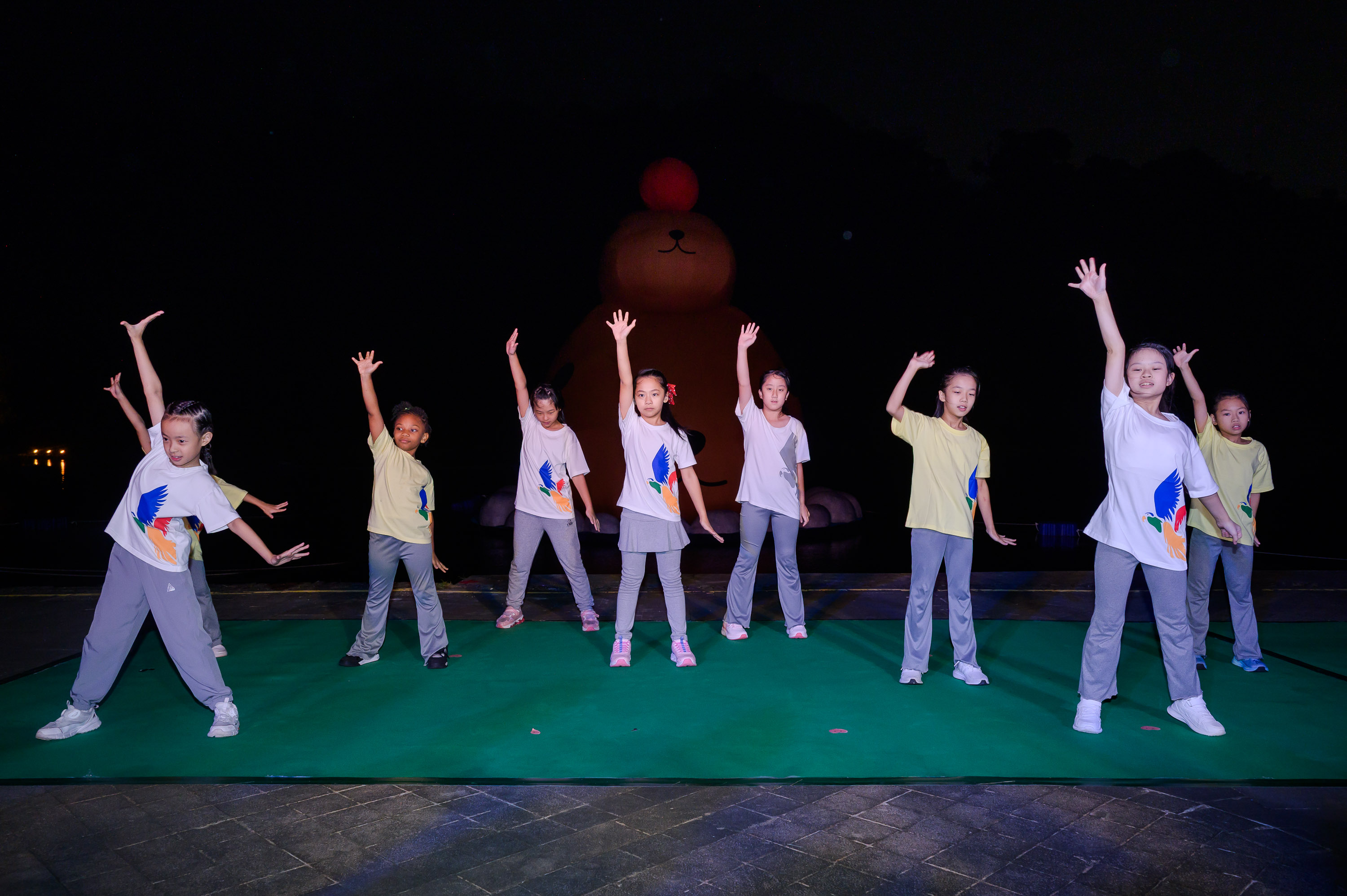 開幕當晚由新店地區學子組成「藝美學」表演團體跳舞演出，為碧潭地景裝置揭開精彩序幕。