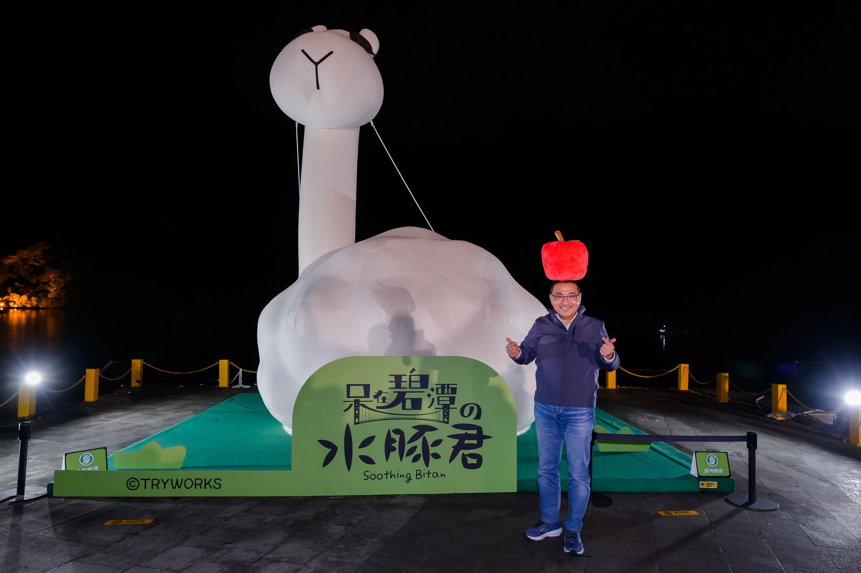  展出期間歡迎大家一起到碧潭，與市長、貴賓一樣，和可愛的水豚君裝置合照，留下頂著蘋果的有趣瞬間！