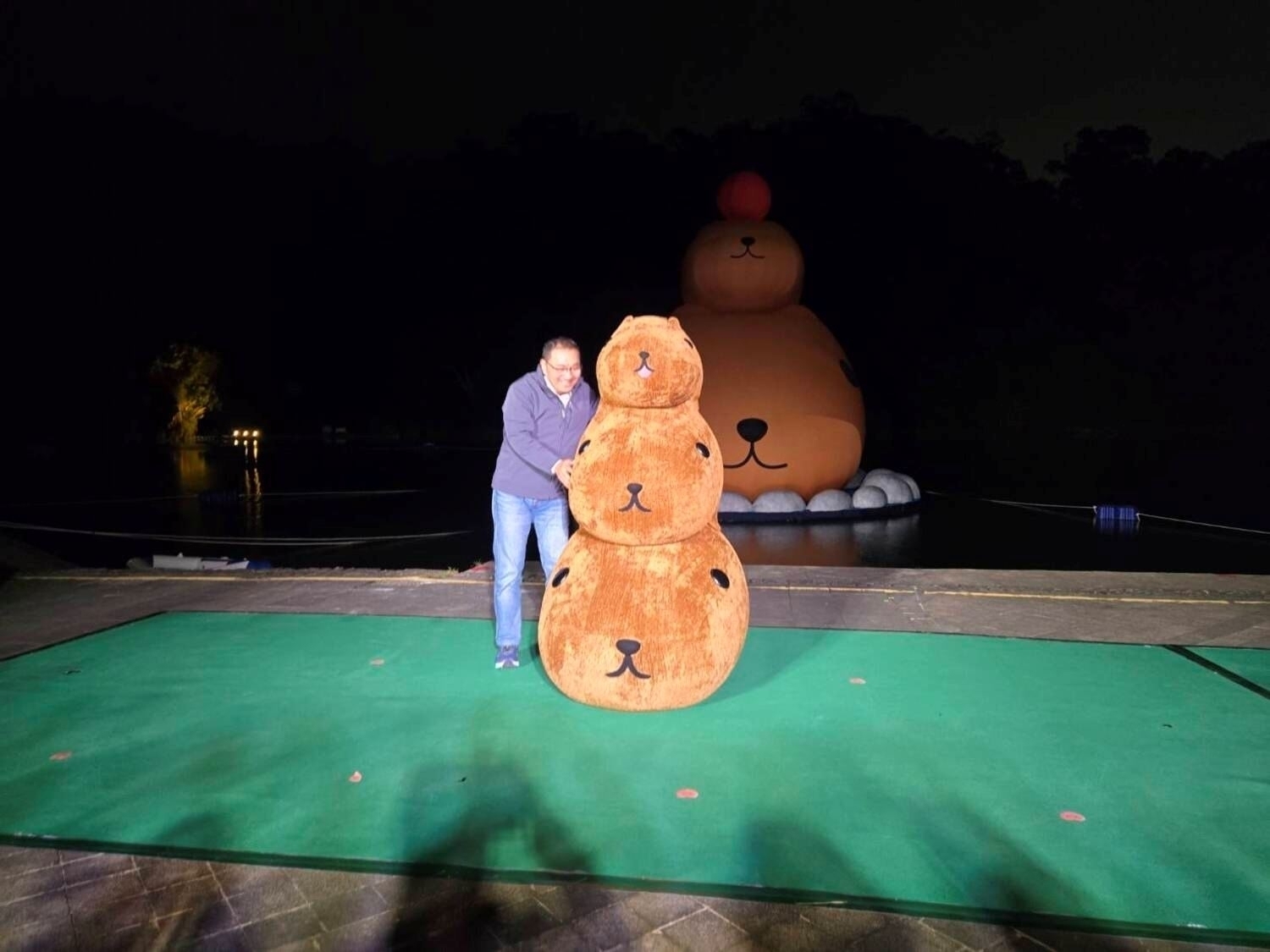 市長與水豚君一同合影，為碧潭地景裝置開幕活動揭開序幕。