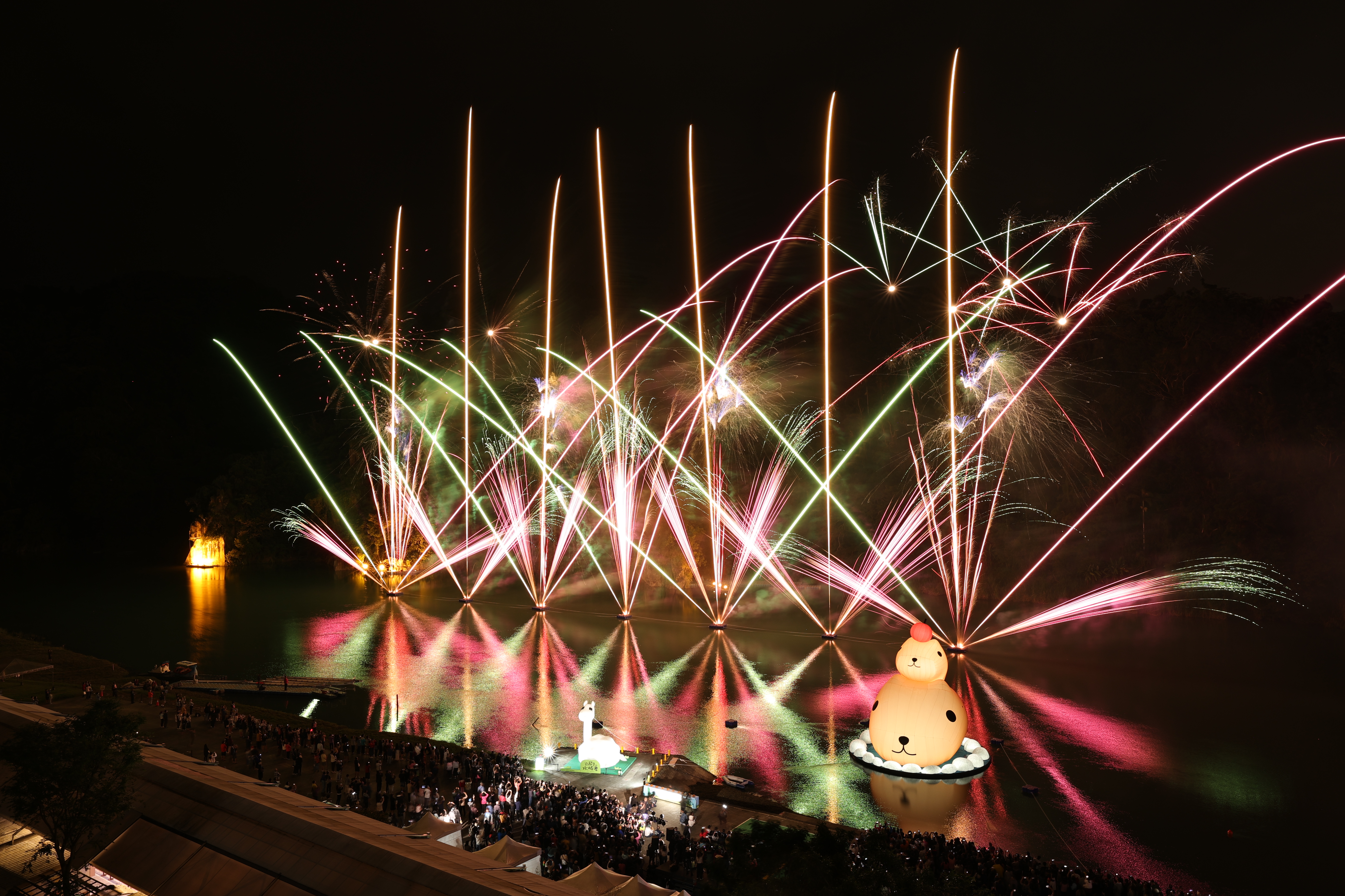 今晚璀璨開幕煙火秀，還原水豚君與飼育員共賞煙火的療癒畫面。（圖為藍勻瑋攝影師拍攝）
