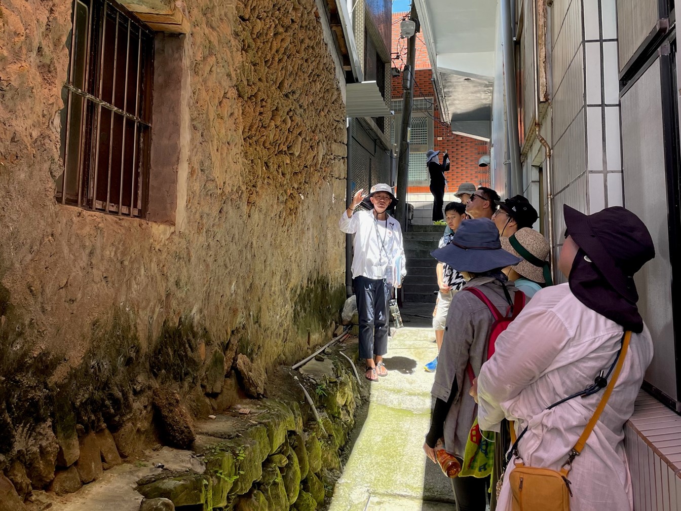 地創團隊曙旅工作室領路到龍門社區體驗濱海聚落的人文歷史