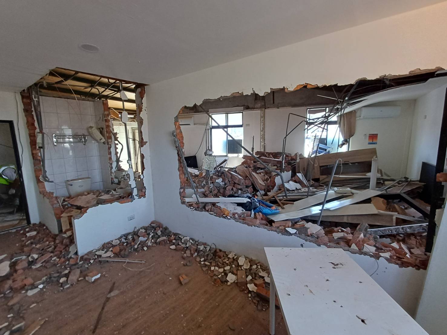 「新北市強制拆除違章建築收費自治條例」自109年8月發布實施，迄今已強制拆除頂樓違建出租套雅房70件、收費逾800萬元。