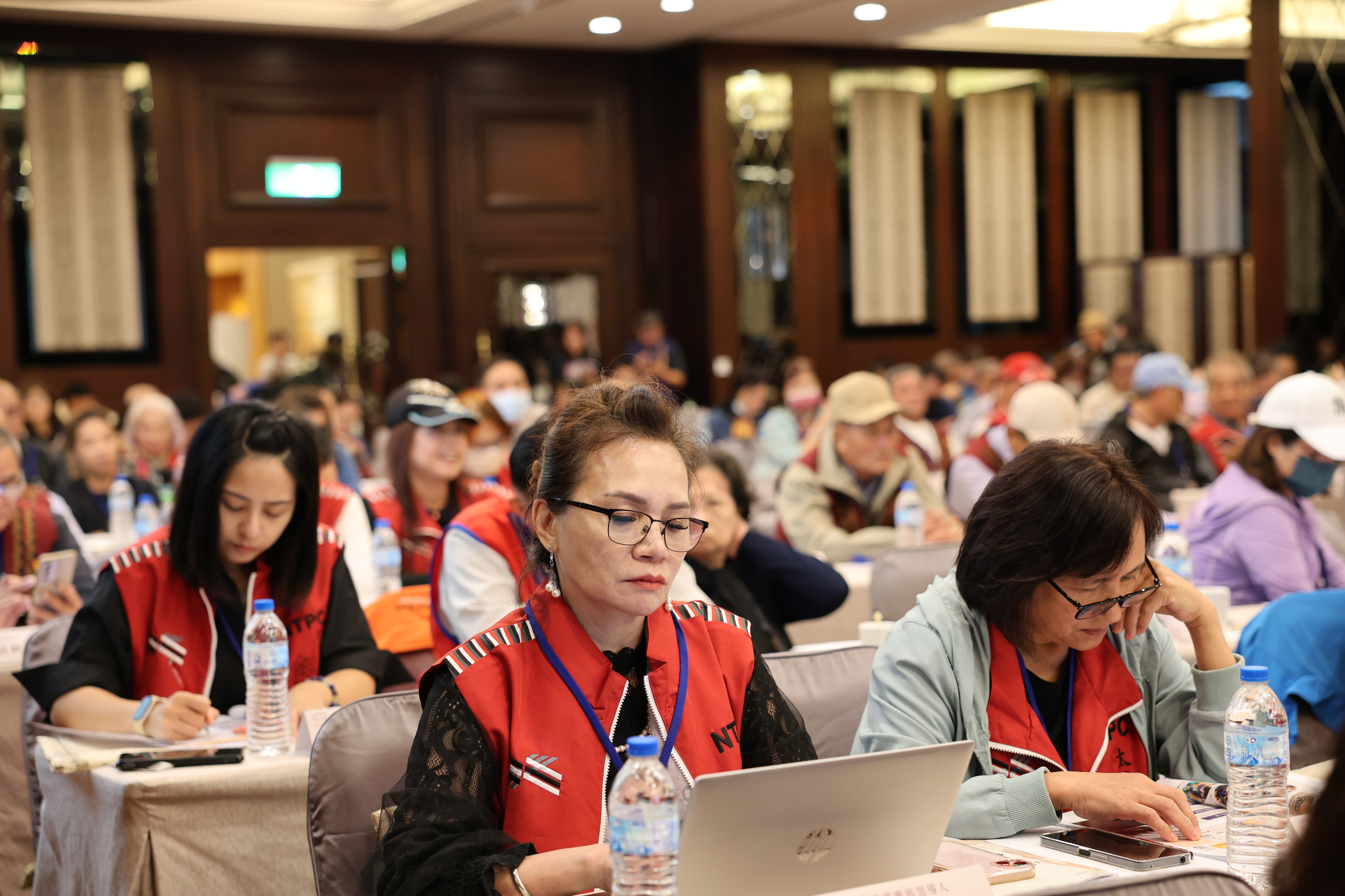 ▲會議邀請頭目、領導人、協進會理事長、社團代表、部落大學講師等超過百位代表出席。(圖／新北市政府原民局提供)