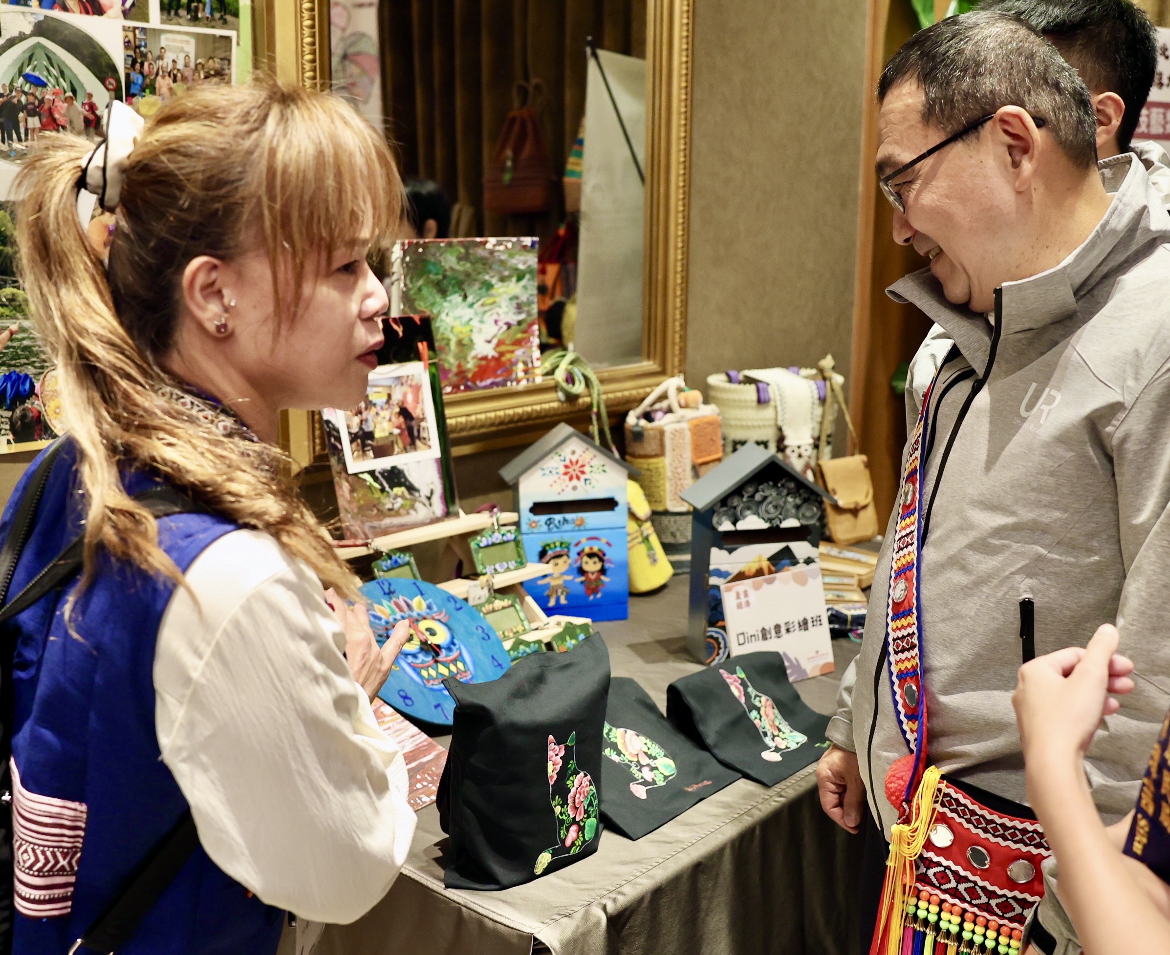 ▲首次結合原住民族部落大學成果展，展示學員服飾、配件、編織及畫作等作品。(圖／新北市政府原民局提供)