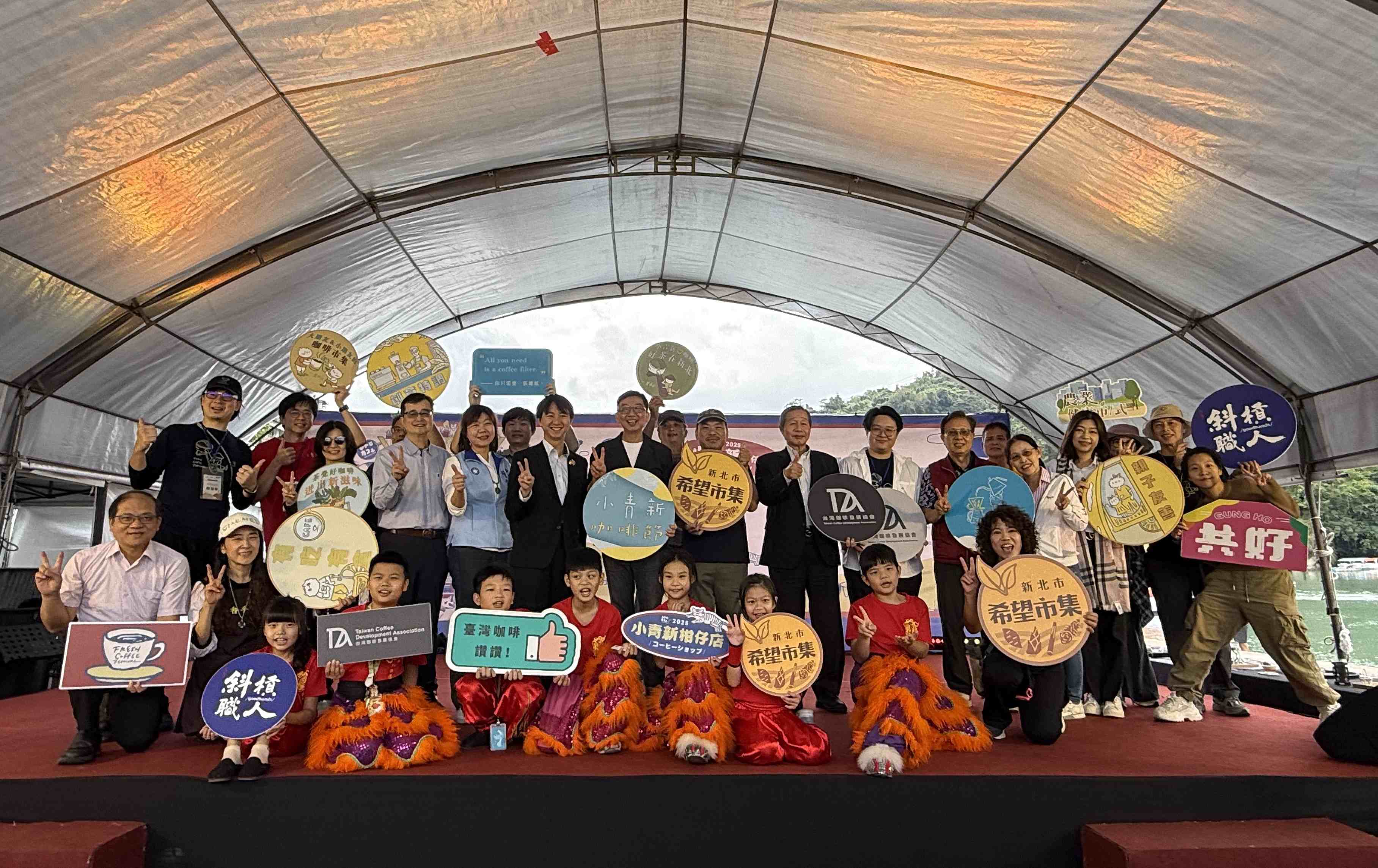 小青新咖啡節周末於碧潭熱鬧登場，農業局透過新北希望市集品牌讓更多消費者看見新北農特產品與各式精選咖啡