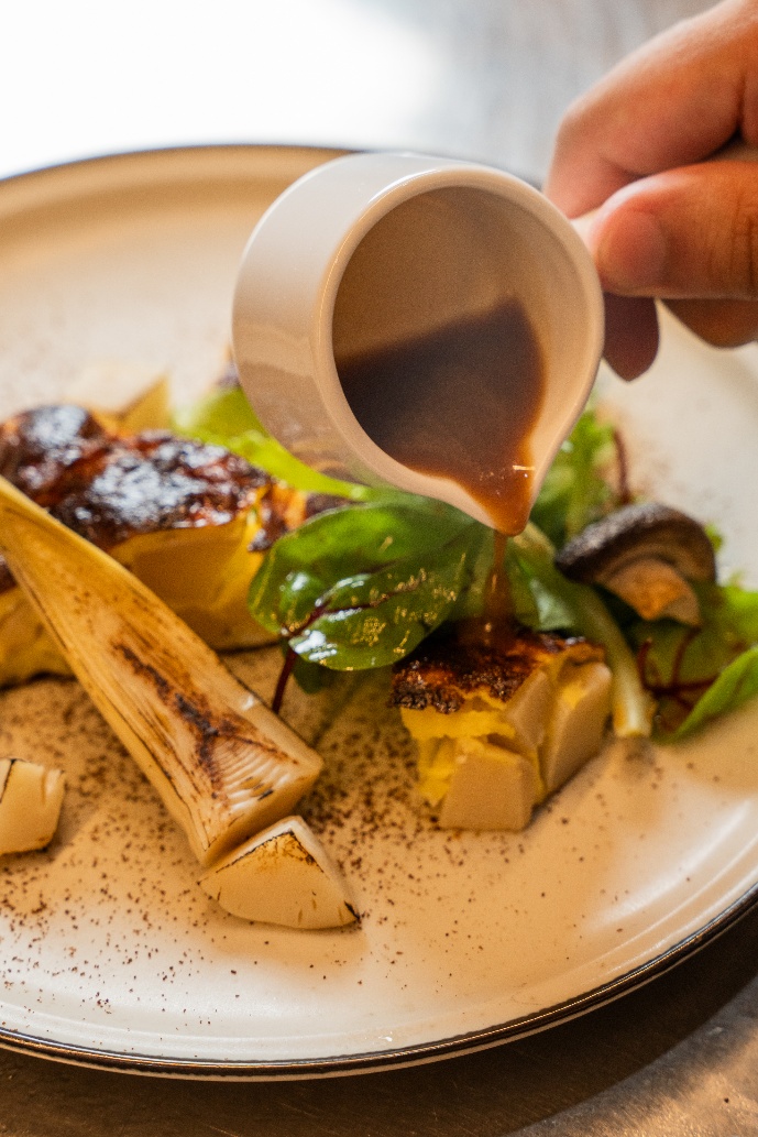 三峽「老柴咖啡館」與三峽筍農－黃志昌合作，運用五寮梨仔筍開發出竹筍烘蛋