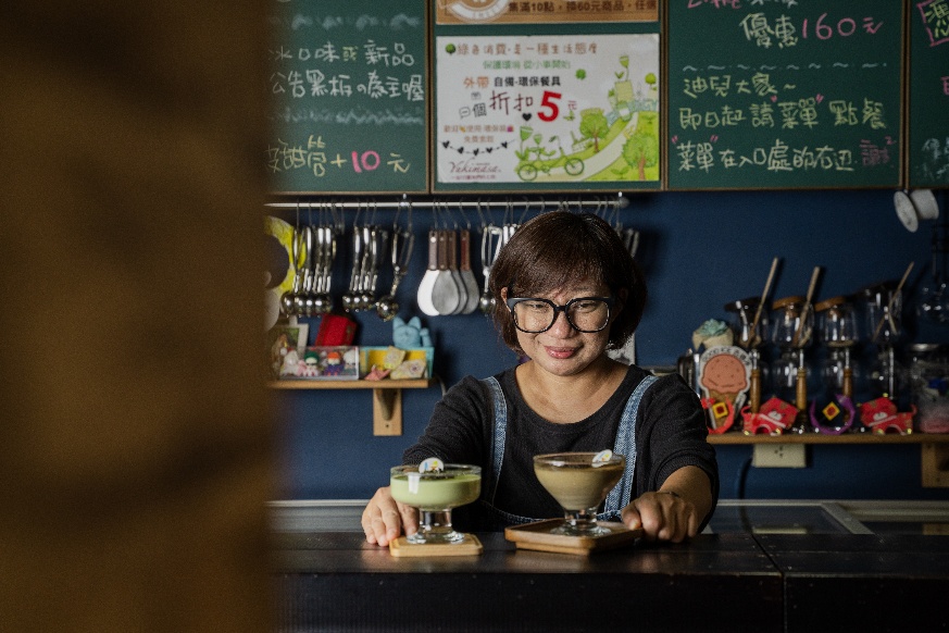 熱愛三峽地區的「一碗幸福好滋味」老闆，運用客籍「天芳茶行」蜜香紅茶，打造特色風味奶酪