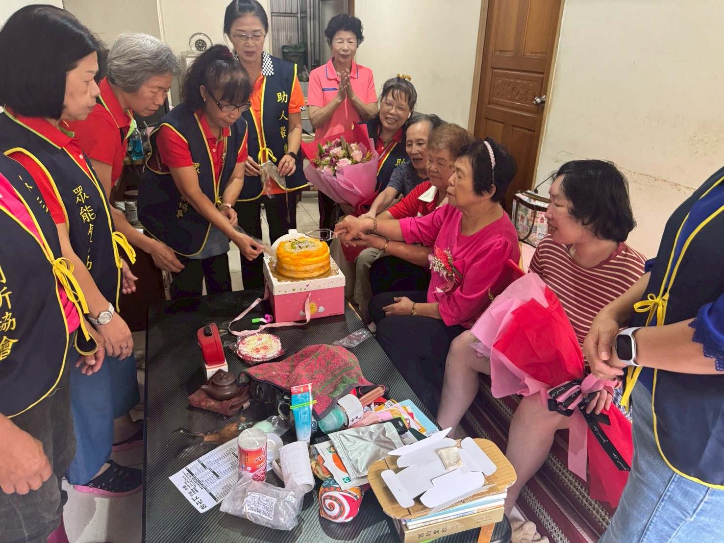  眾人一起切蛋糕為兩位獨居阿嬤慶生