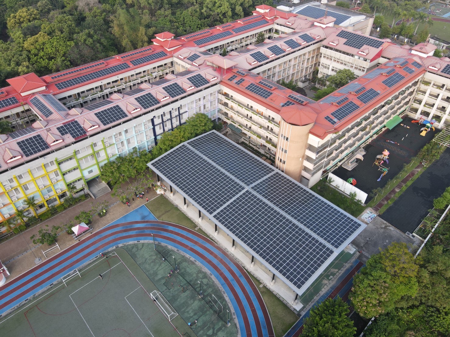 建置736 kWp太陽光電系統(中和區自強國小)