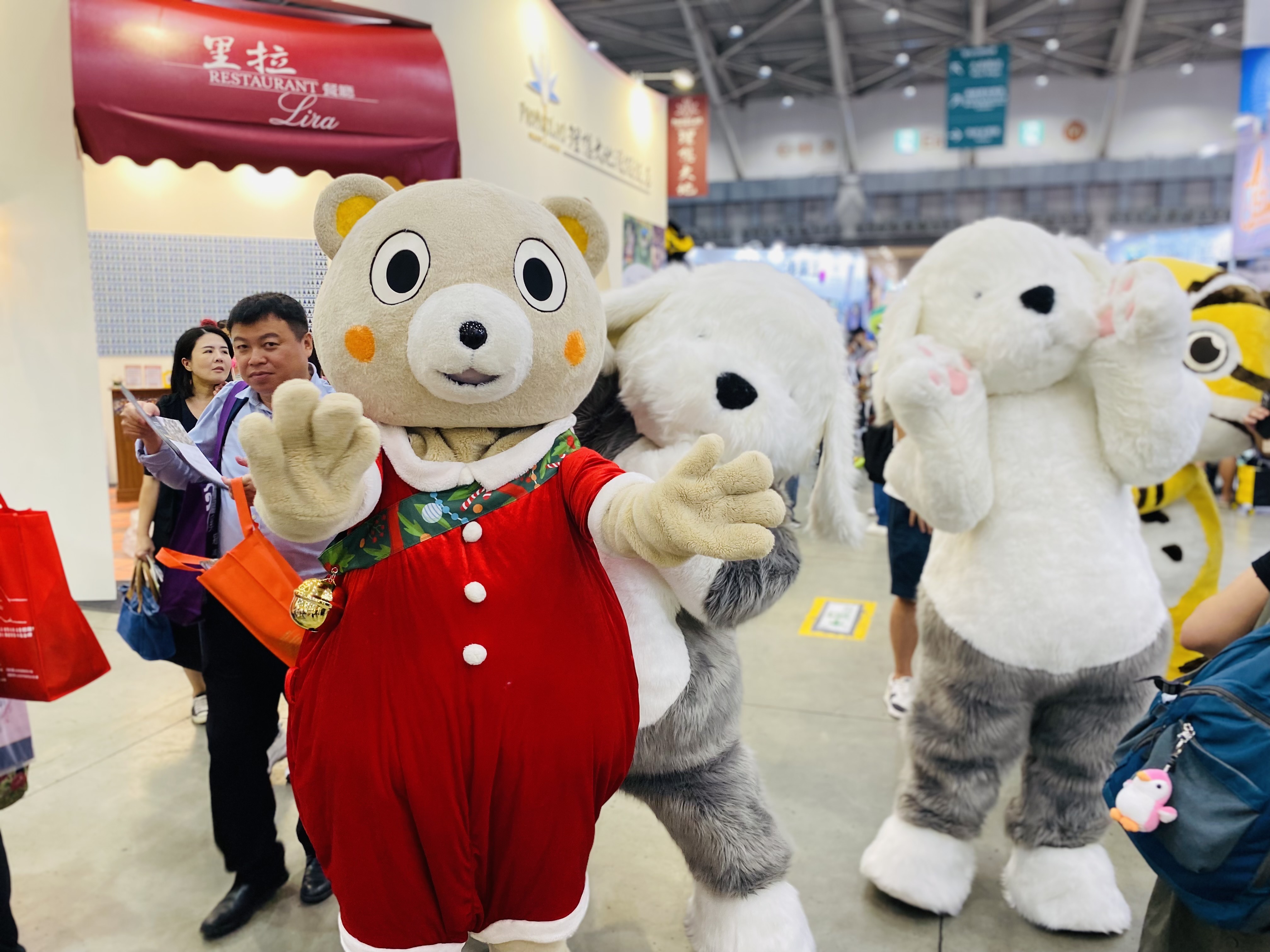 新北觀旅局吉祥物「小客」不定時現身旅展，每日下午2點還有集結國內外超人氣吉祥物大遊行。 (圖為2024資料照)