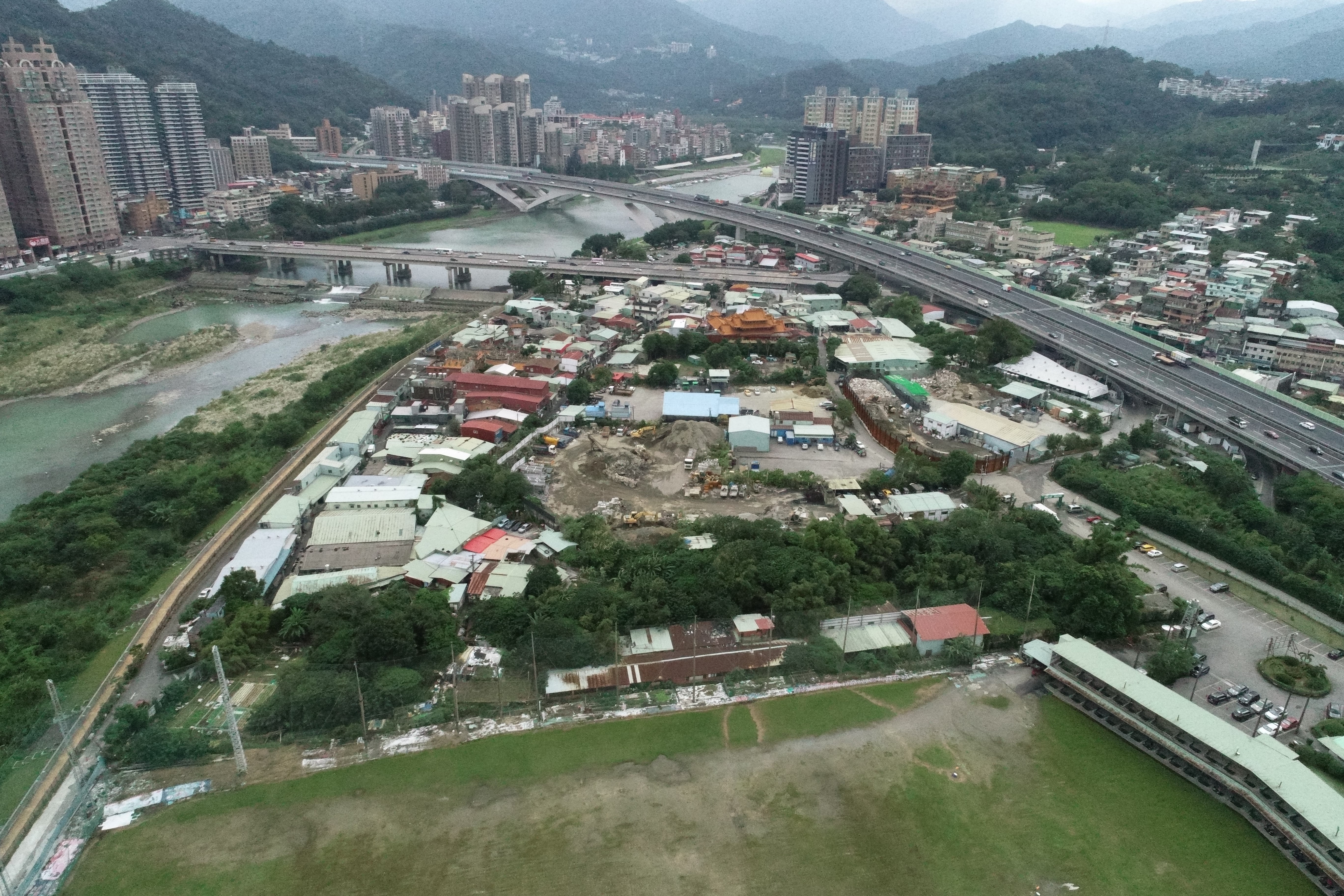 左：新店碧潭大橋北側(F單元)鄰近北二高，面積約21.76公頃。新北市地政局提供