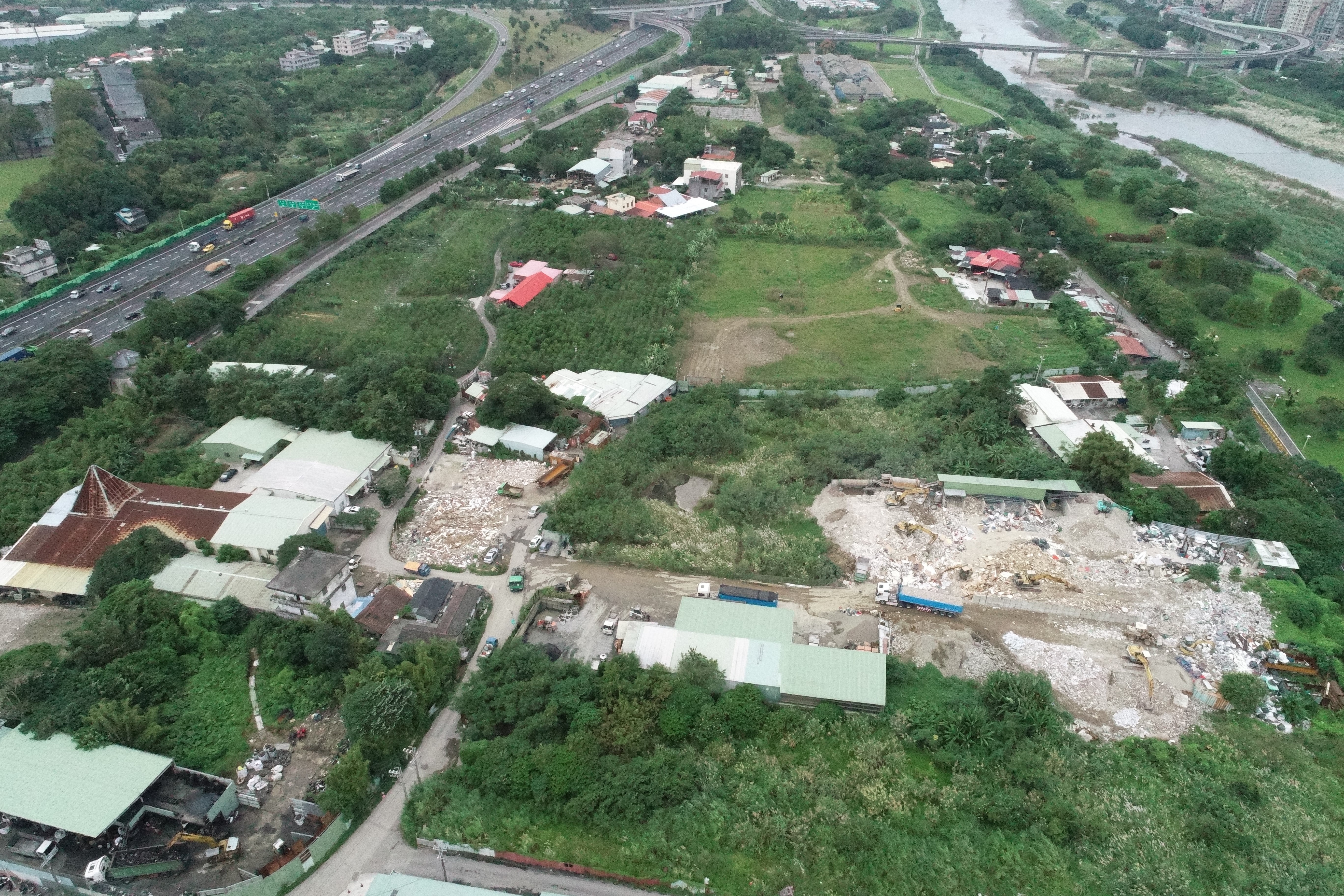 右：新店碧潭大橋北側(F單元)現況多為砂石場、雜林草地。新北市地政局提供