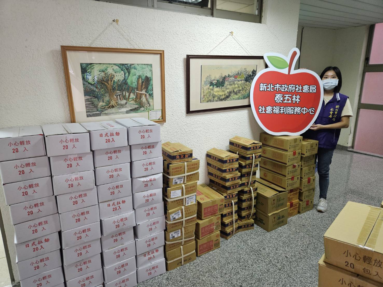 泰五林社福中心社工張柔安整理天極佛堂送來的民生物資