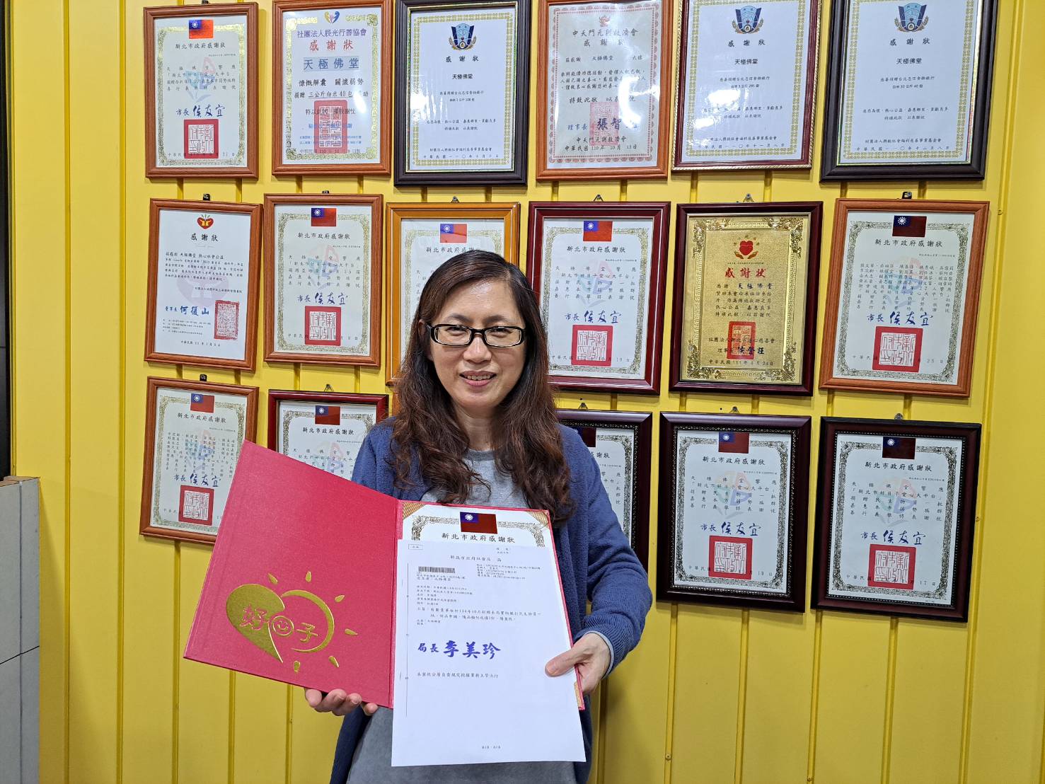  新北市社會局實物銀行督導許紋諪特地將感謝狀送到天極佛堂 感謝近4年來持續捐贈物資