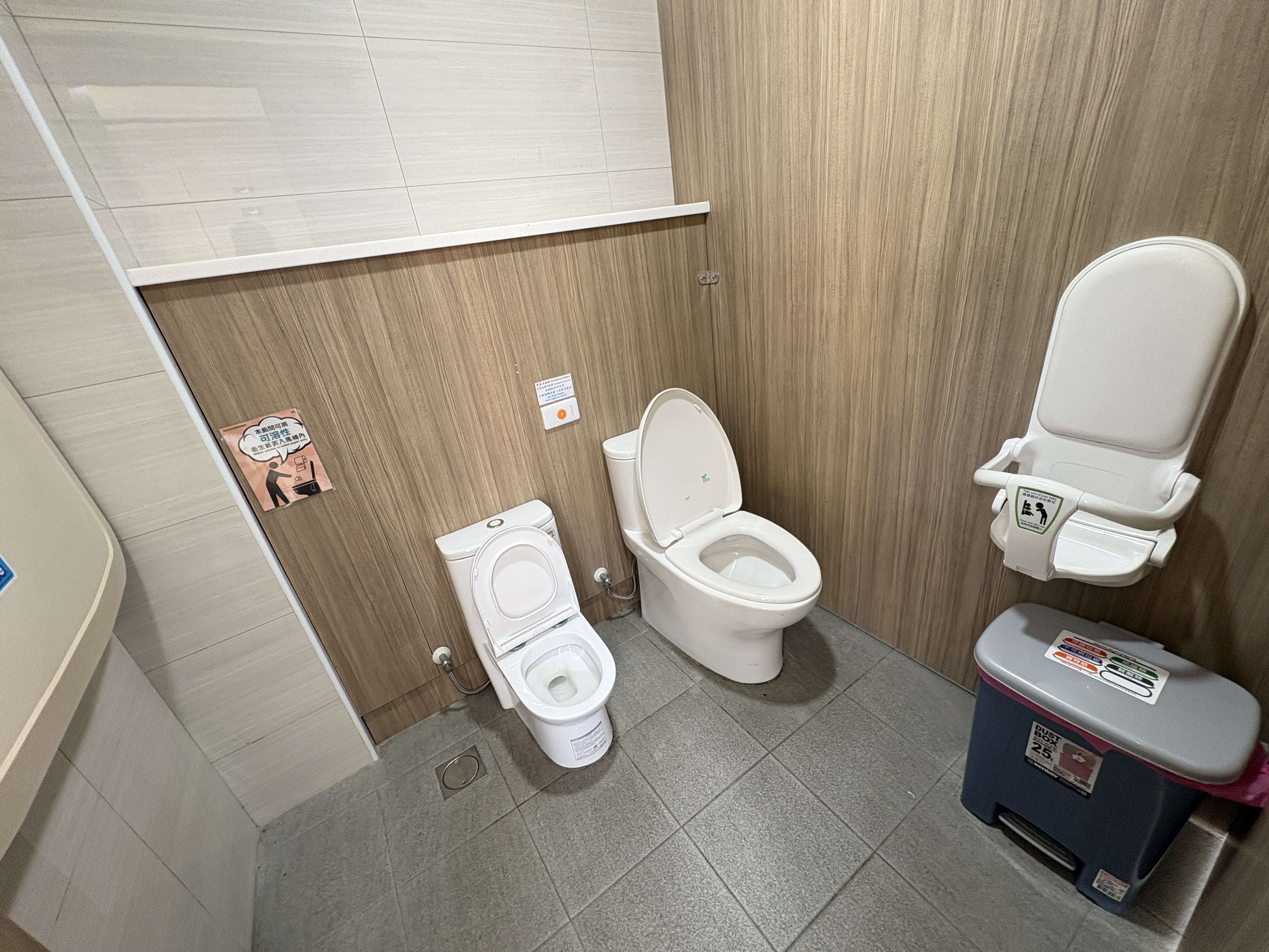 新莊龍鳳公園則是性別友善廁所，共設有8間獨立廁間，以尊重每位使用者的隱私，且配置兒童馬桶、座椅及尿布台